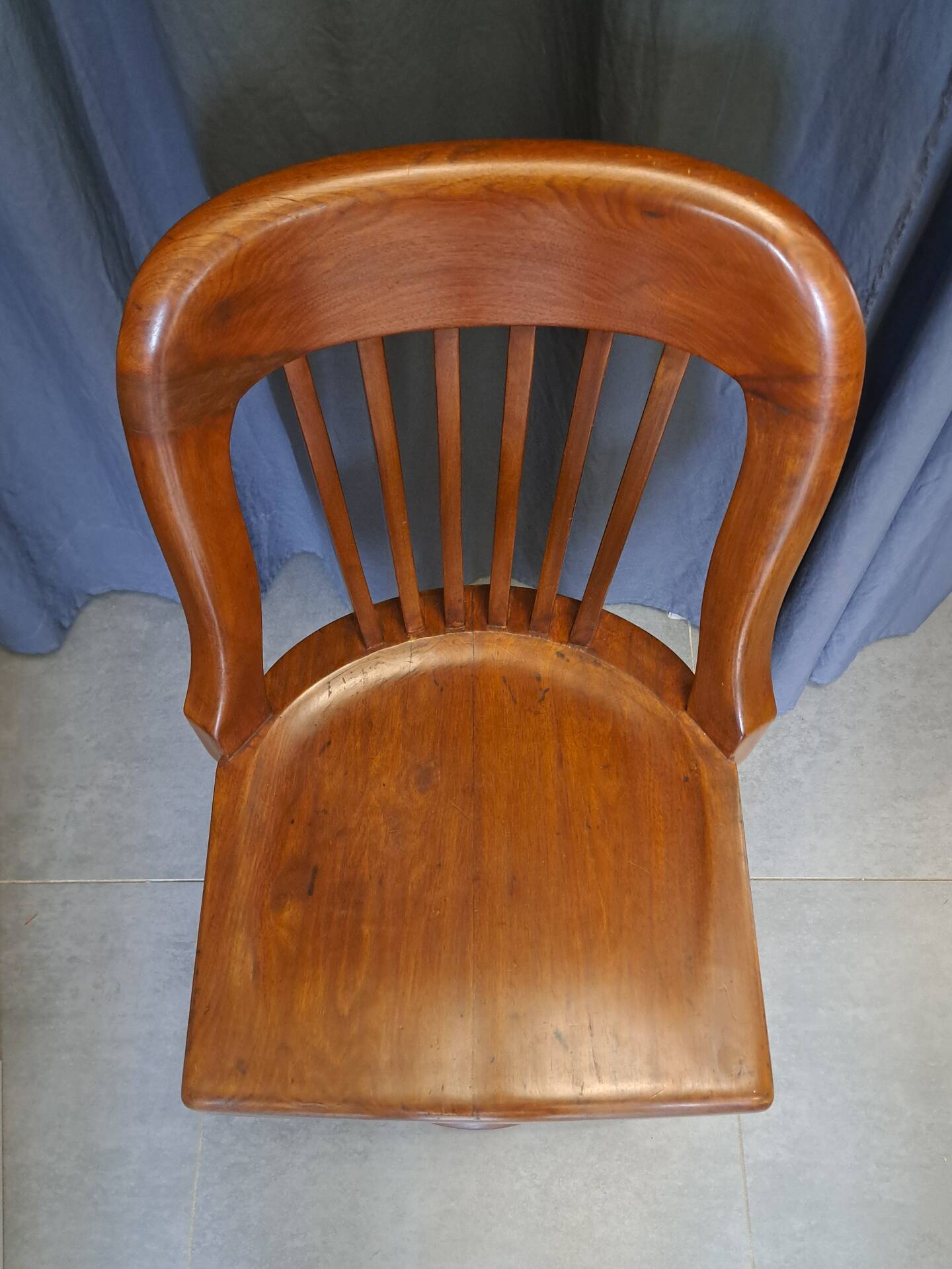 Swivel American chair in walnut and cast iron