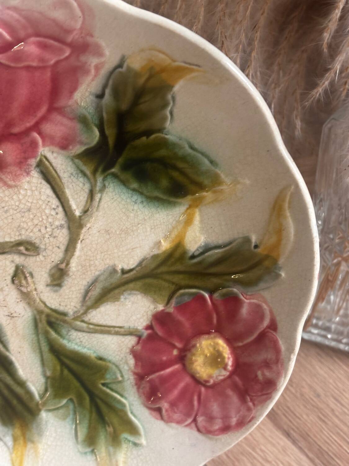 Ancienne assiette barbotine 3 fleurs art déco