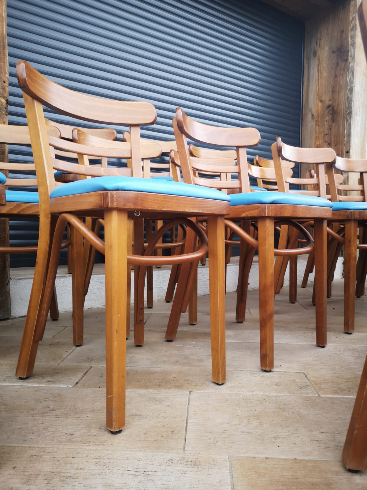 Lot de 24 chaises de bistrot restaurant vintage