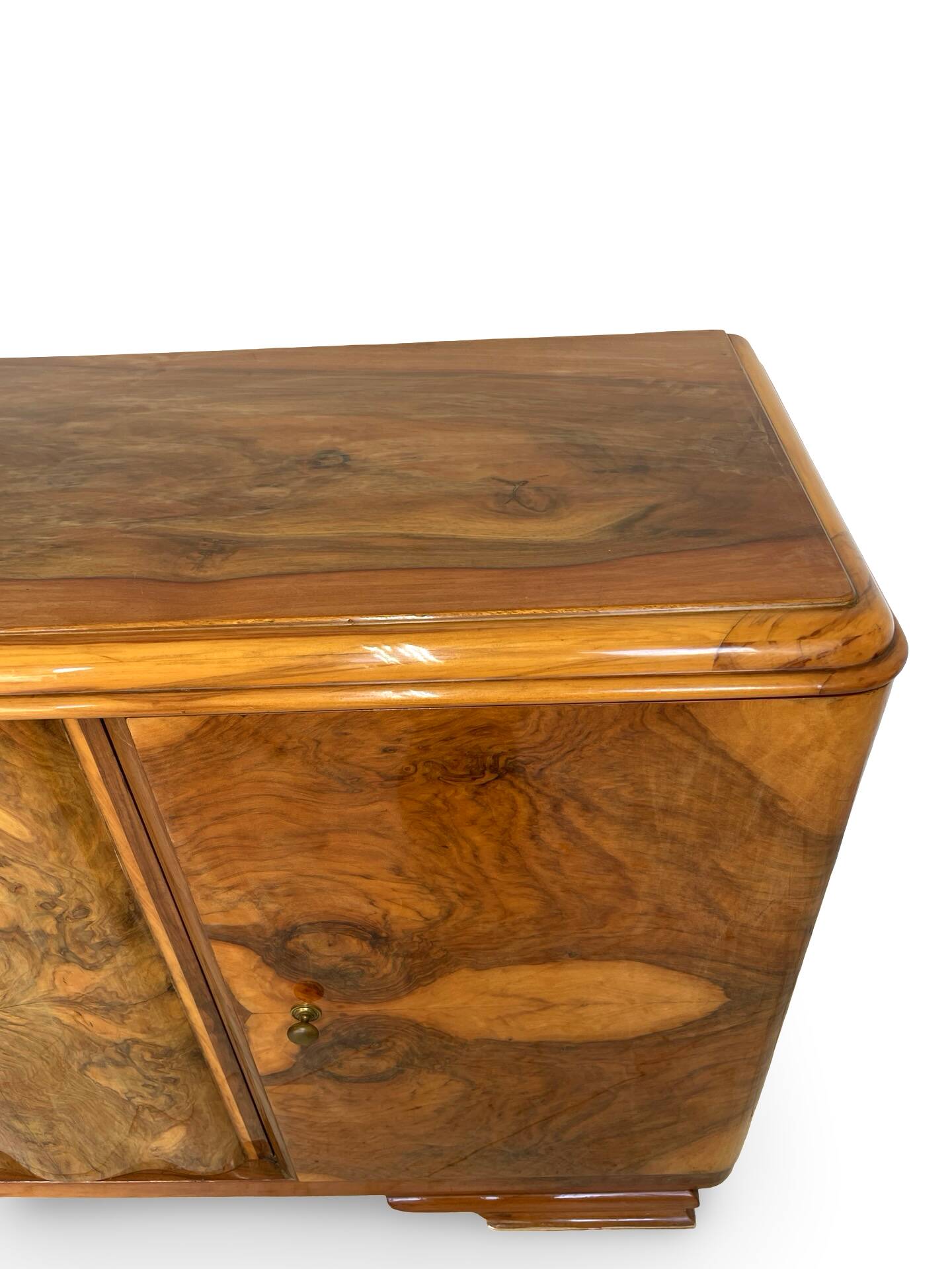 Italian Art deco burl walnut sideboard, of great quality.