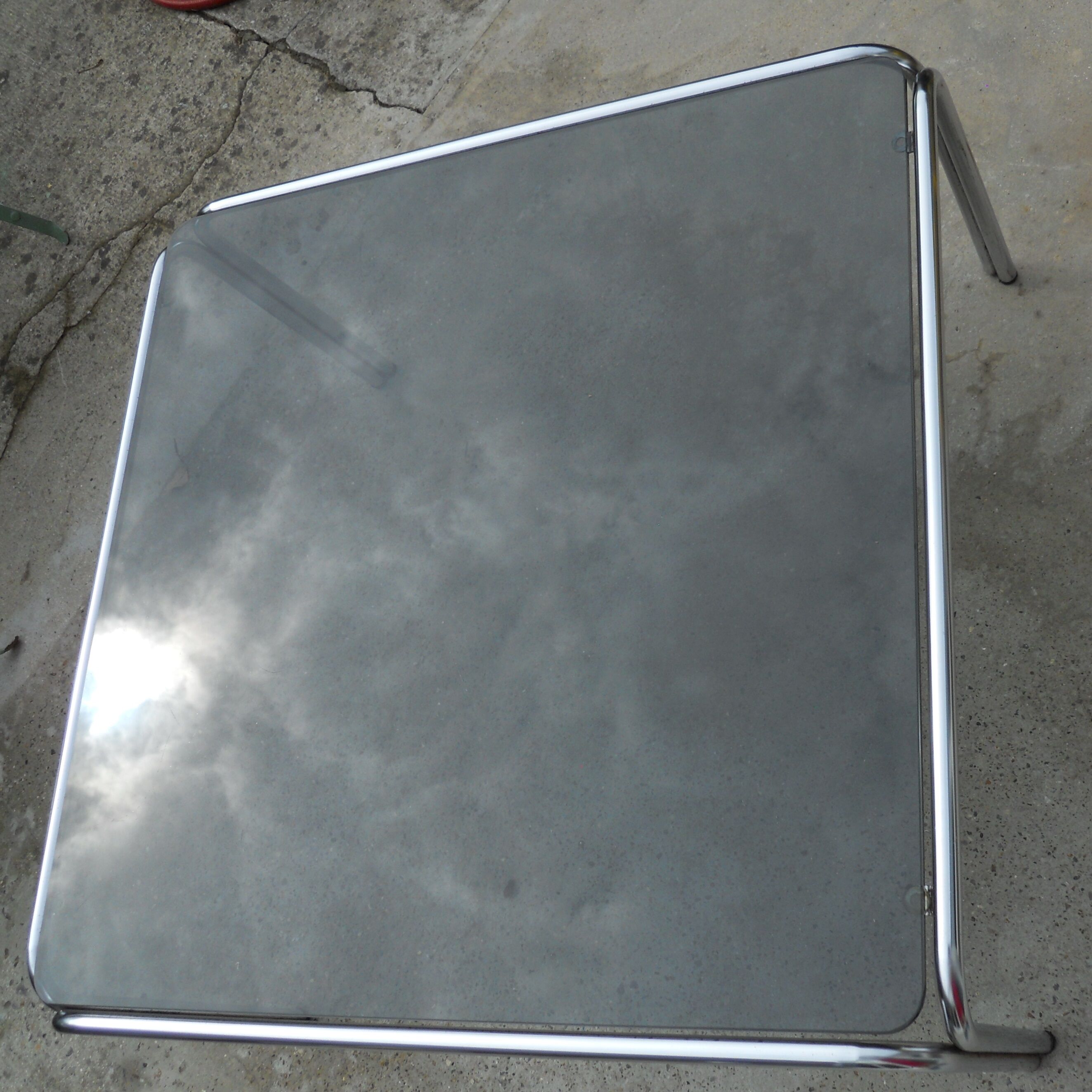 Table basse carrée design metal chrome verre fumé