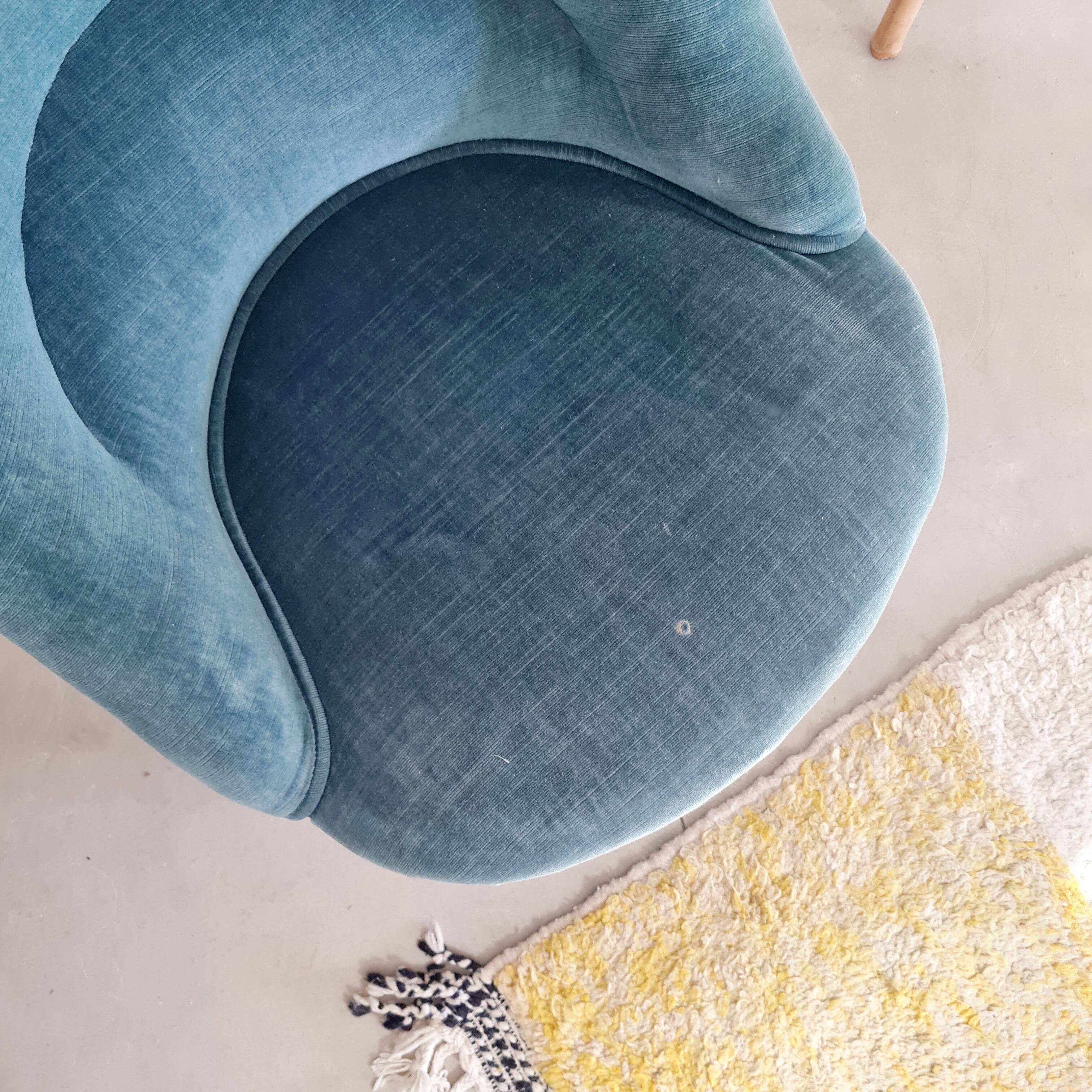 Fauteuil crapaud velours bleu avec franges