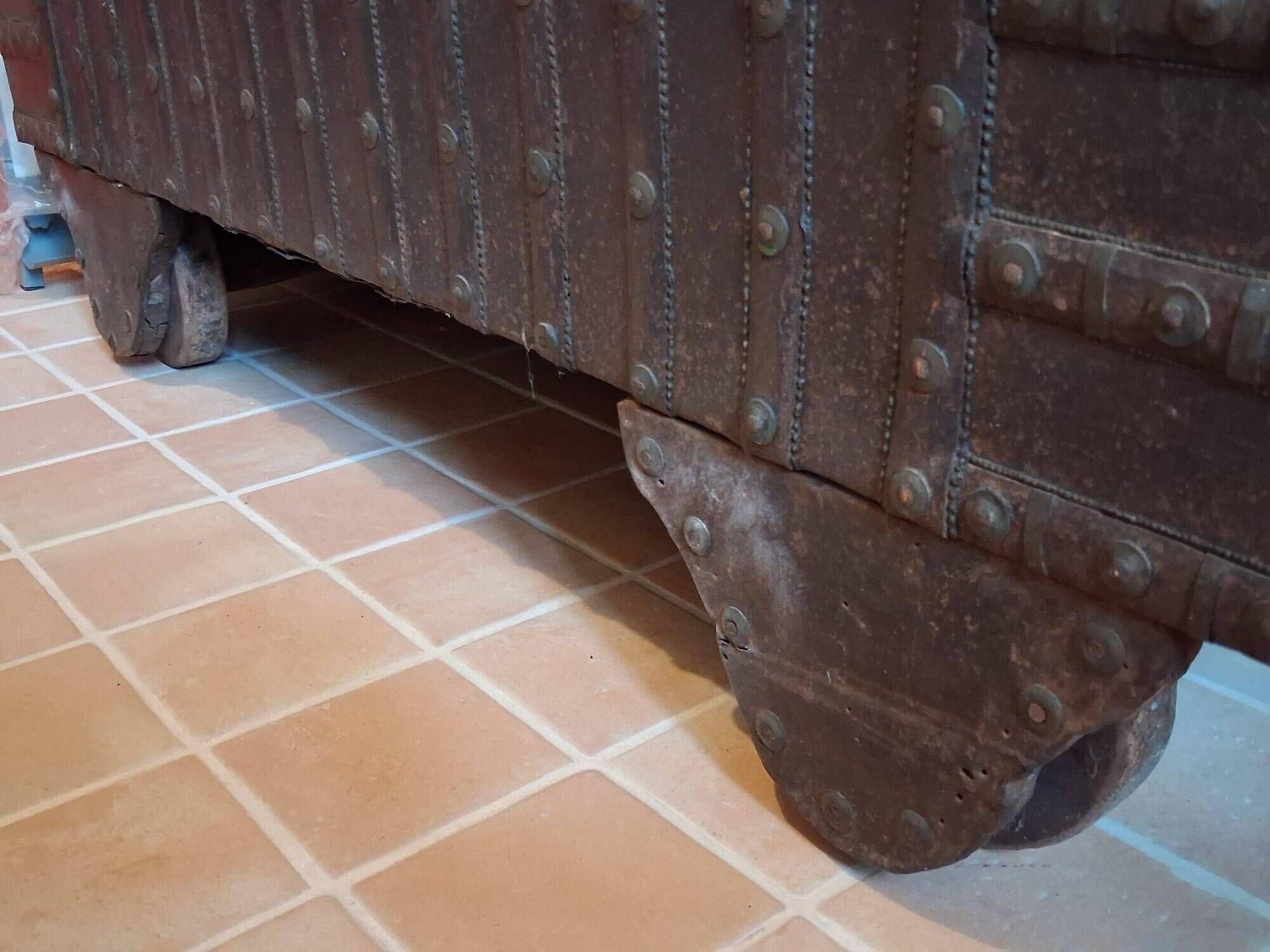 Authentic Pitara Chest from Rajasthan in Wood and Wrought Iron – 19th Century
