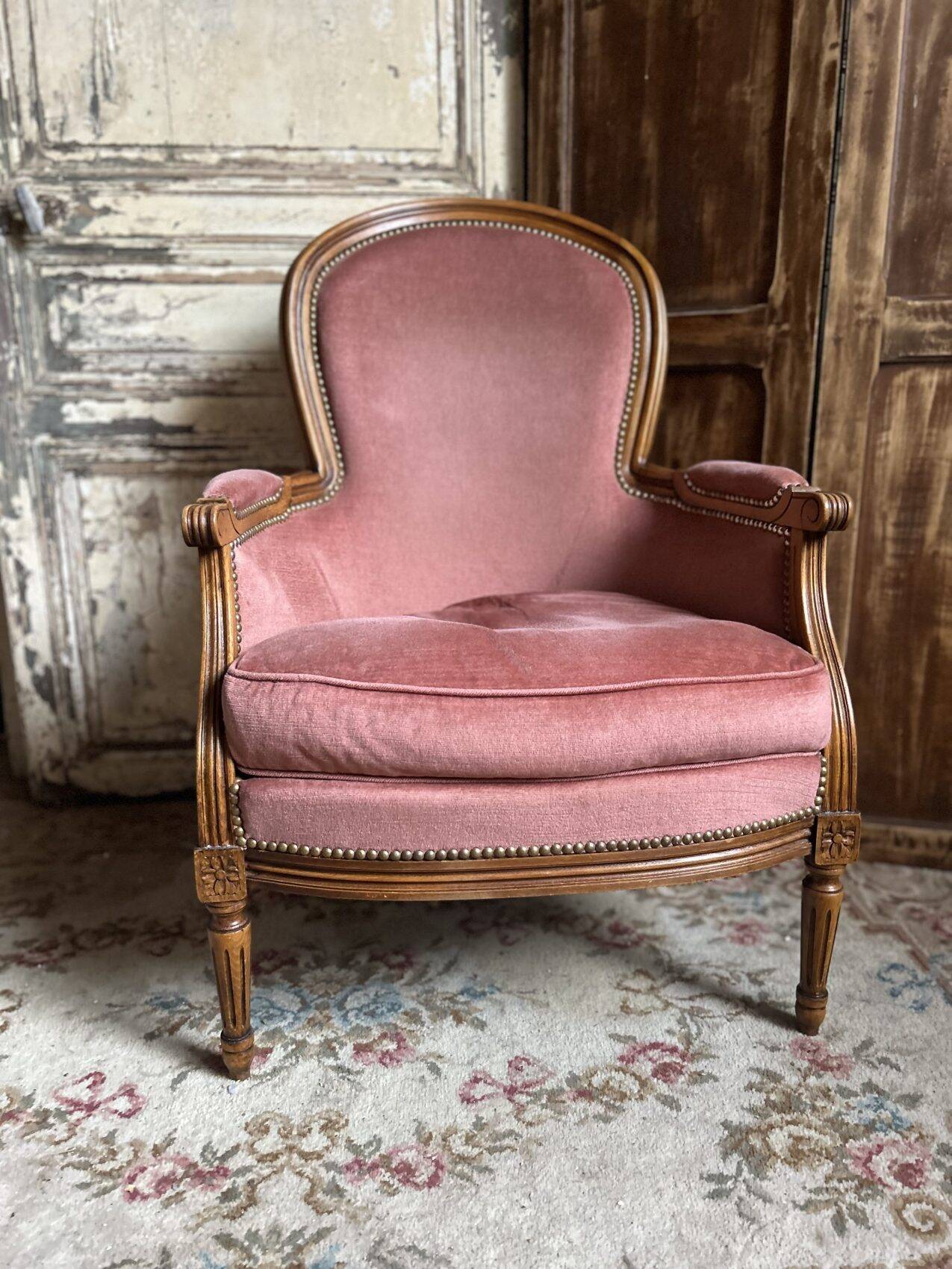 Small Louis XVI armchair in old rose velvet, removable seat – Chic and comfortable