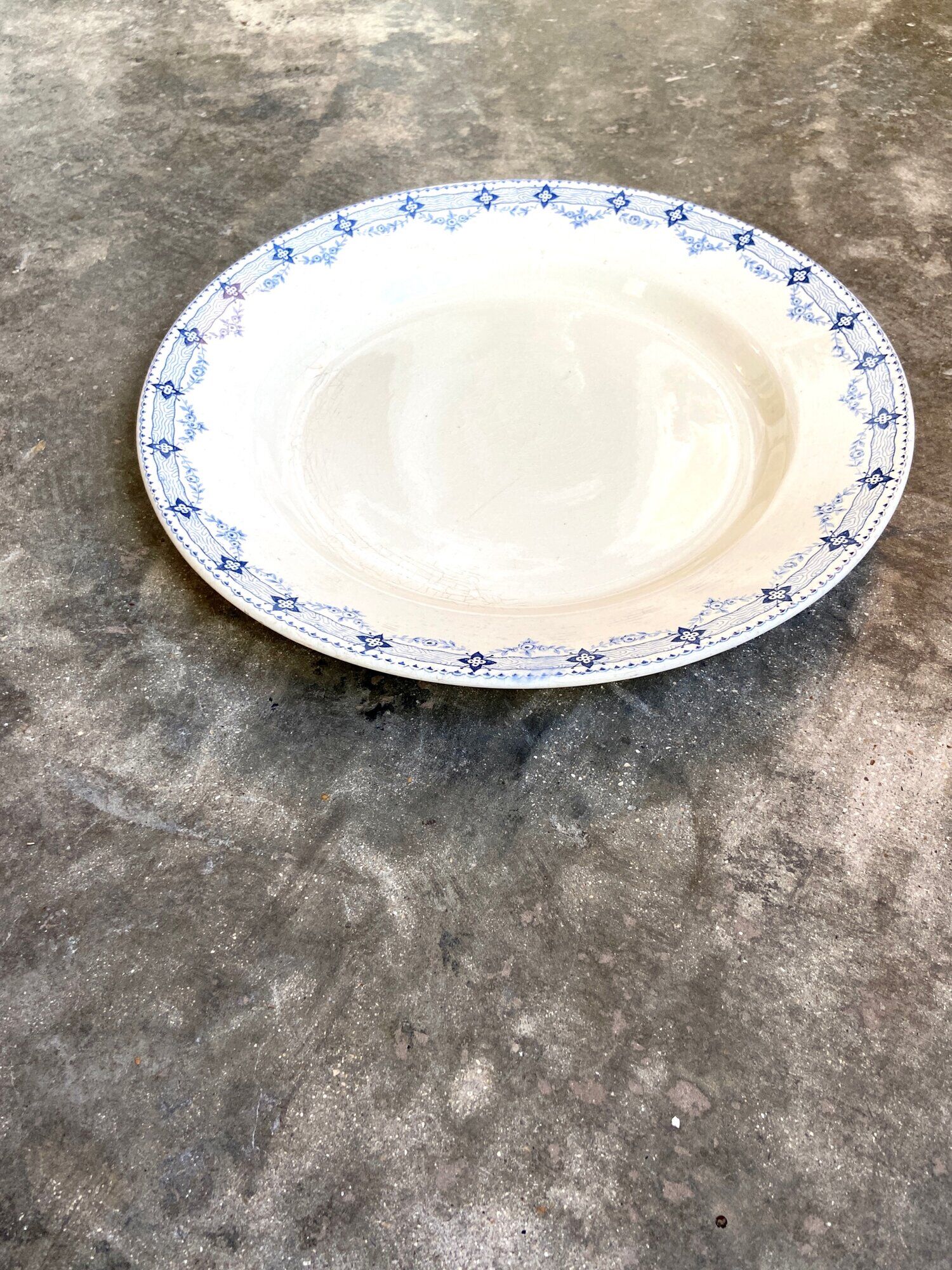 Round dish Hte Boulenger in white and blue iron earth, service "Lavoisier"