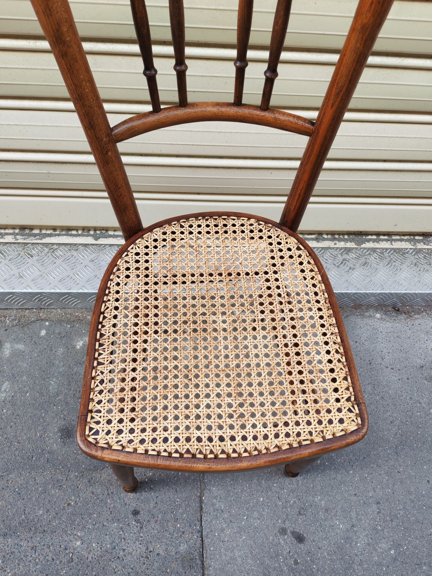 Bistro chair in wood and caning from the 1900s.