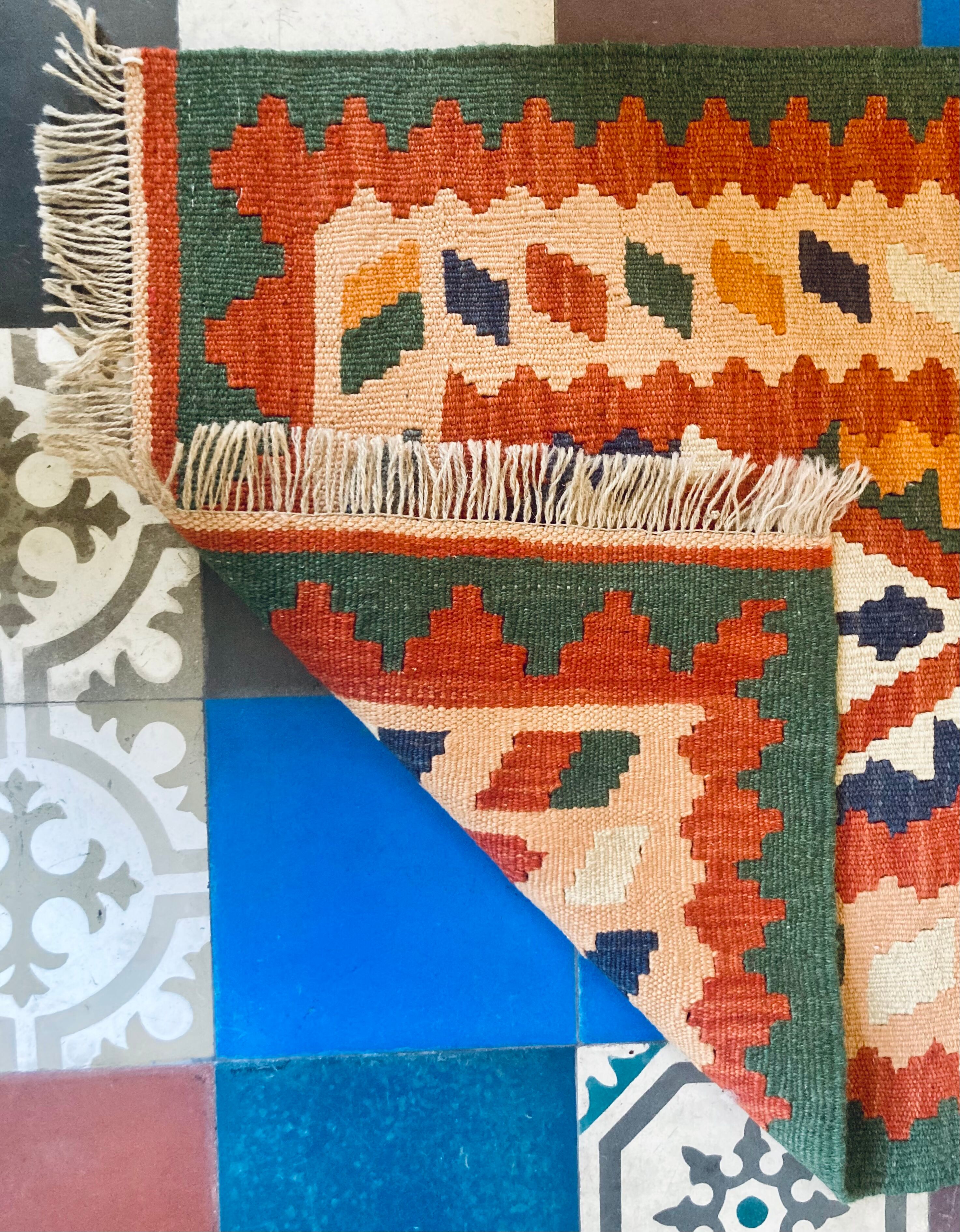 Kilim shirazi en laine vert, terracotta et bleu ciel, fait à la main
