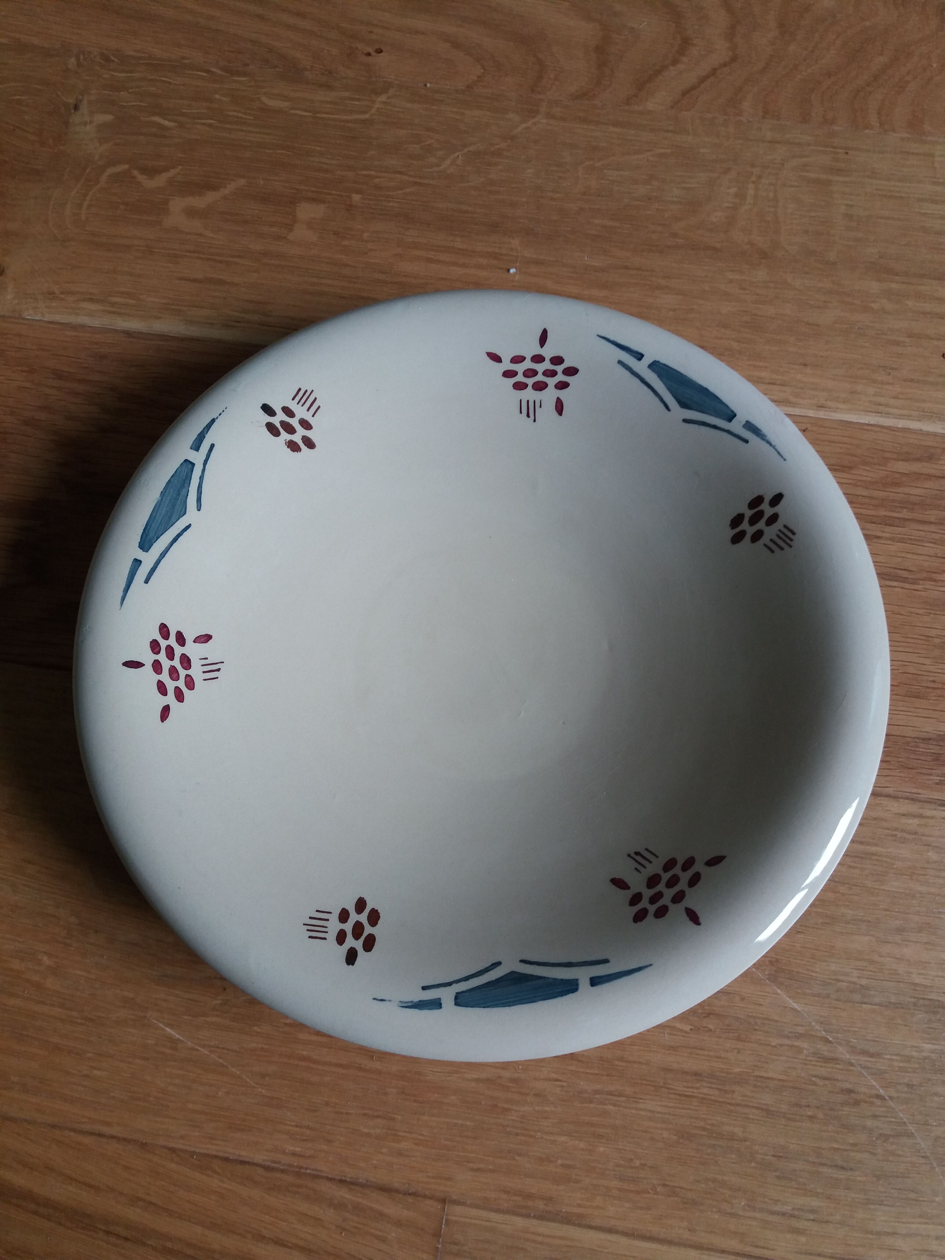 Round hollow dish Art Deco stencil decoration