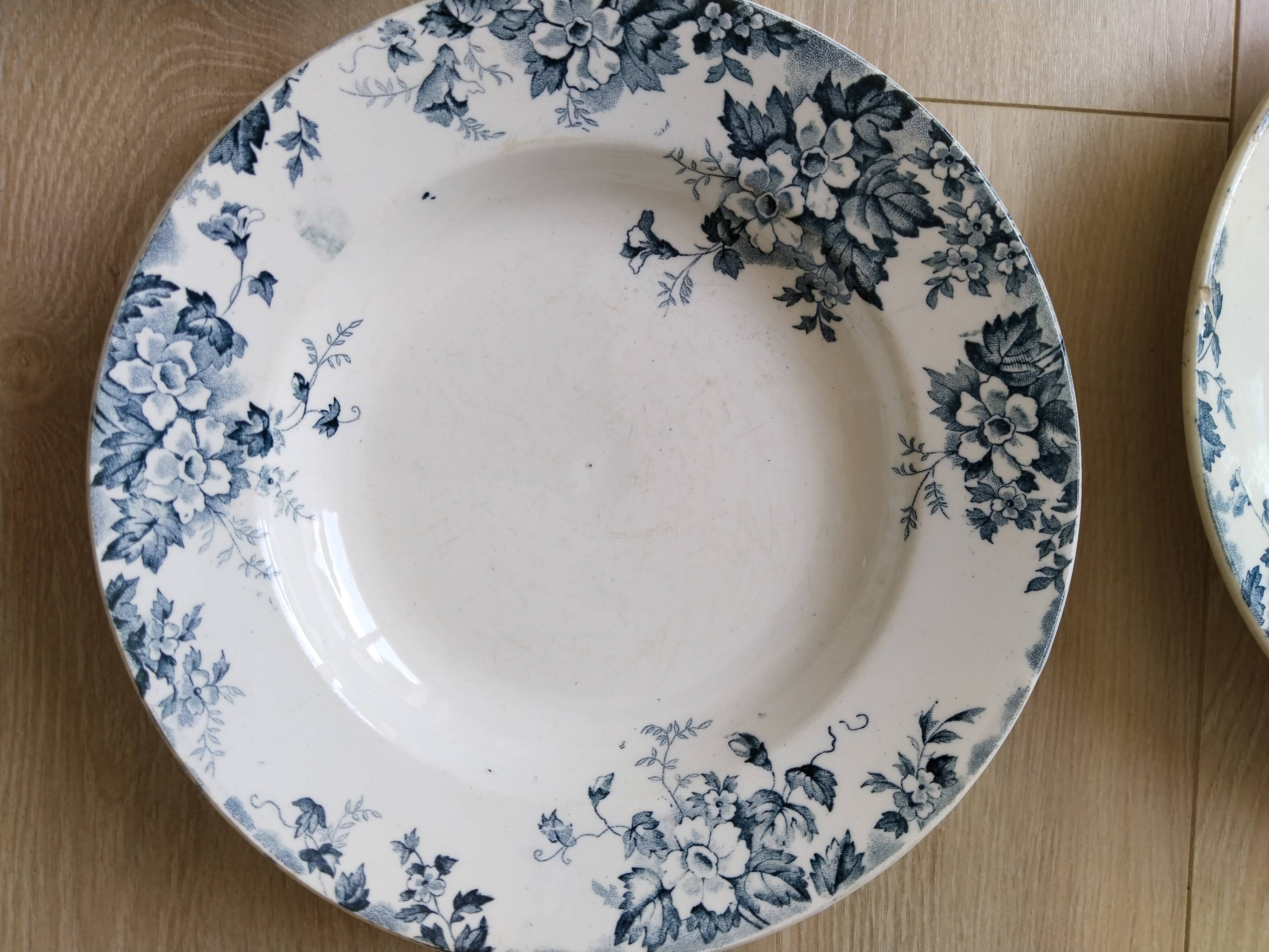 Assiettes creuses ( 5 ) en faïence de Saint Amand et Hamage  , Terre de fer , modèle Marie Louise