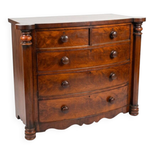 Commode galbée ancienne