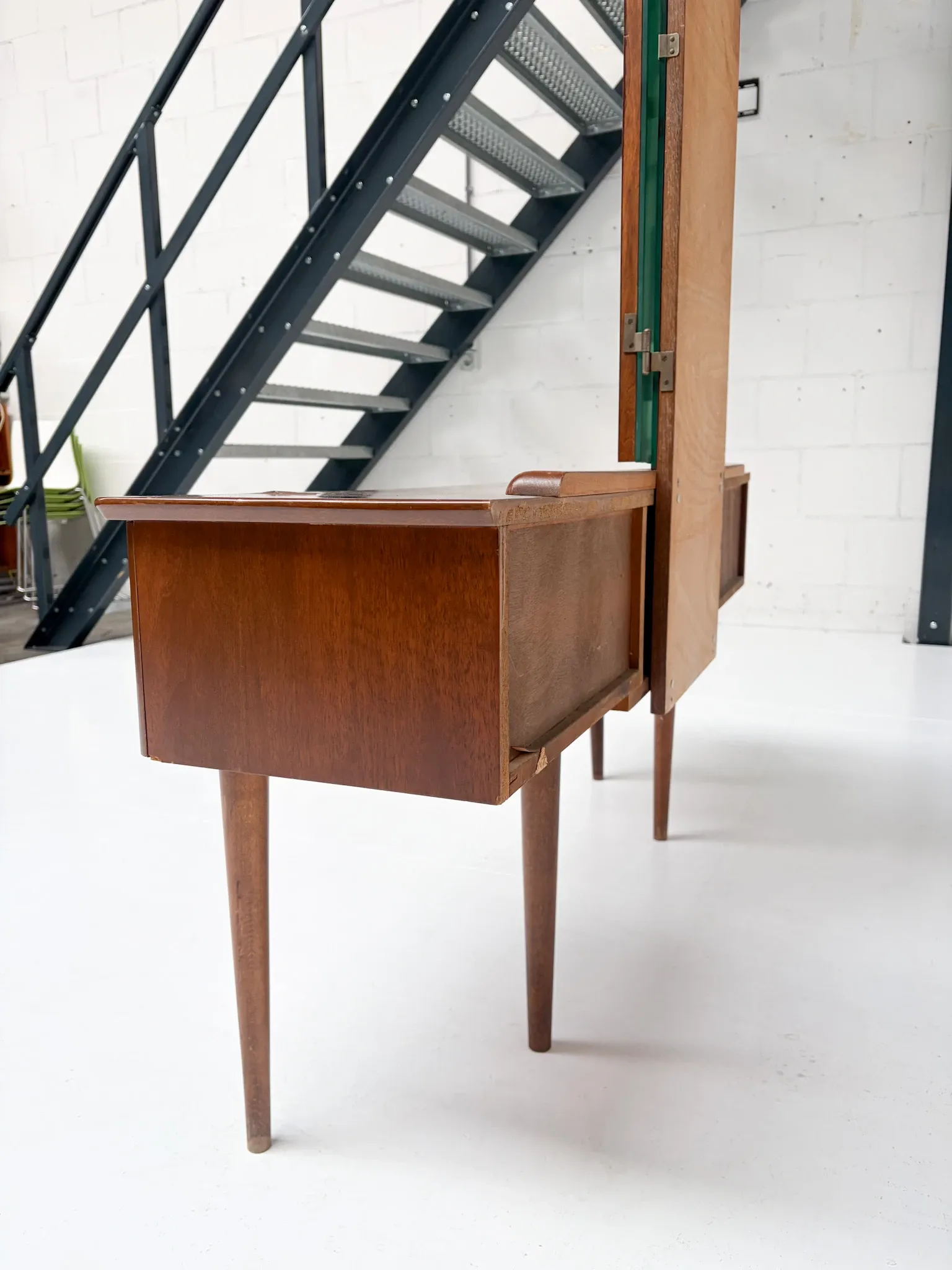 Vintage dressing table with fold-out mirrors, 1950’s
