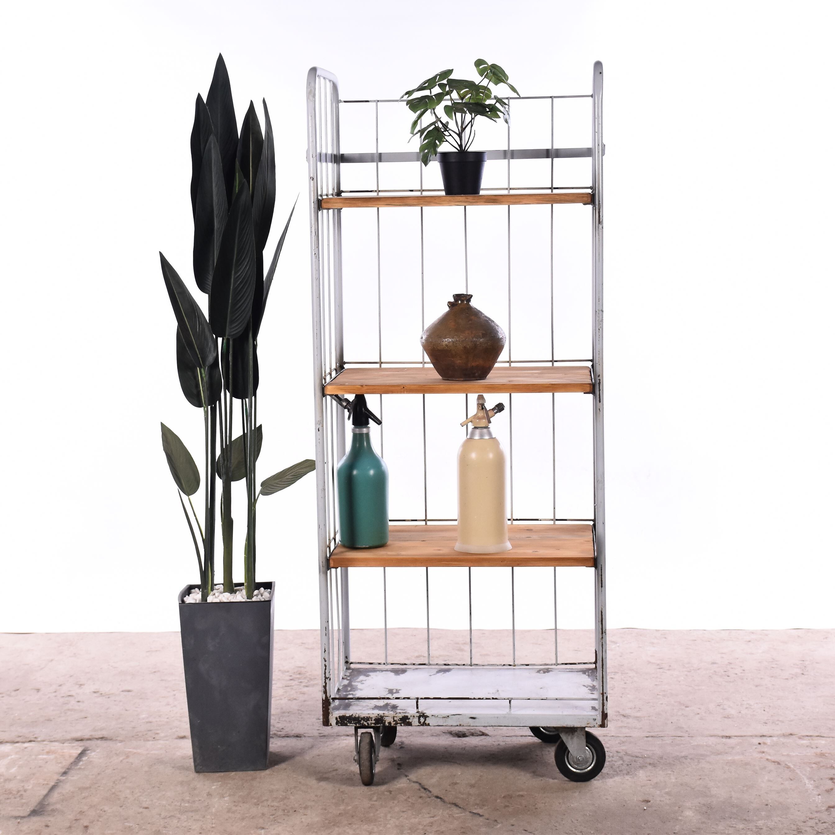 Shelving unit on wheels