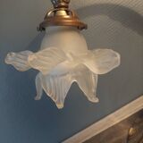 Ancienne lampe design de bureau table en fonte fleur en verre blanc