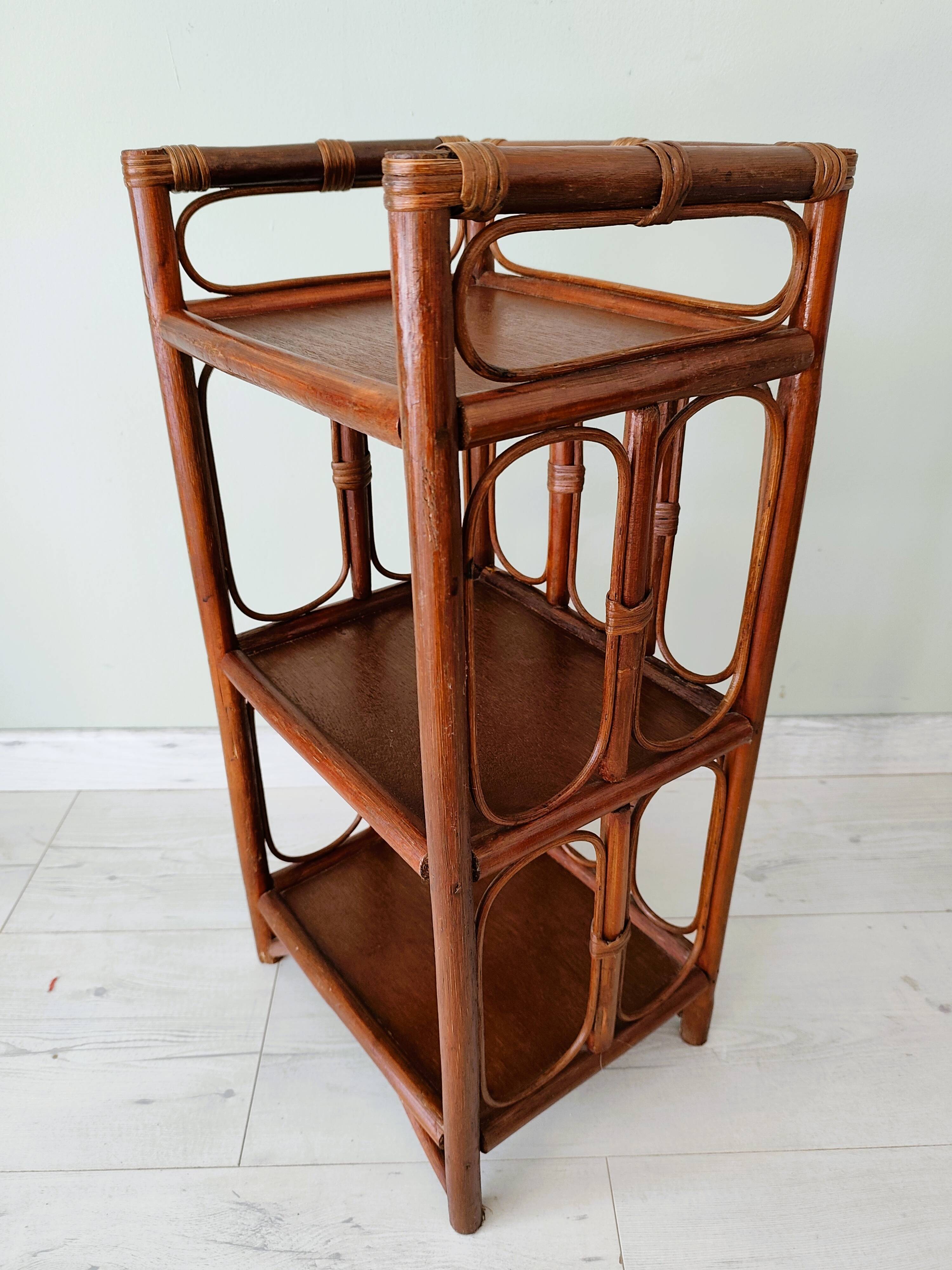Petite table d'appoint ancienne en bambou et bois