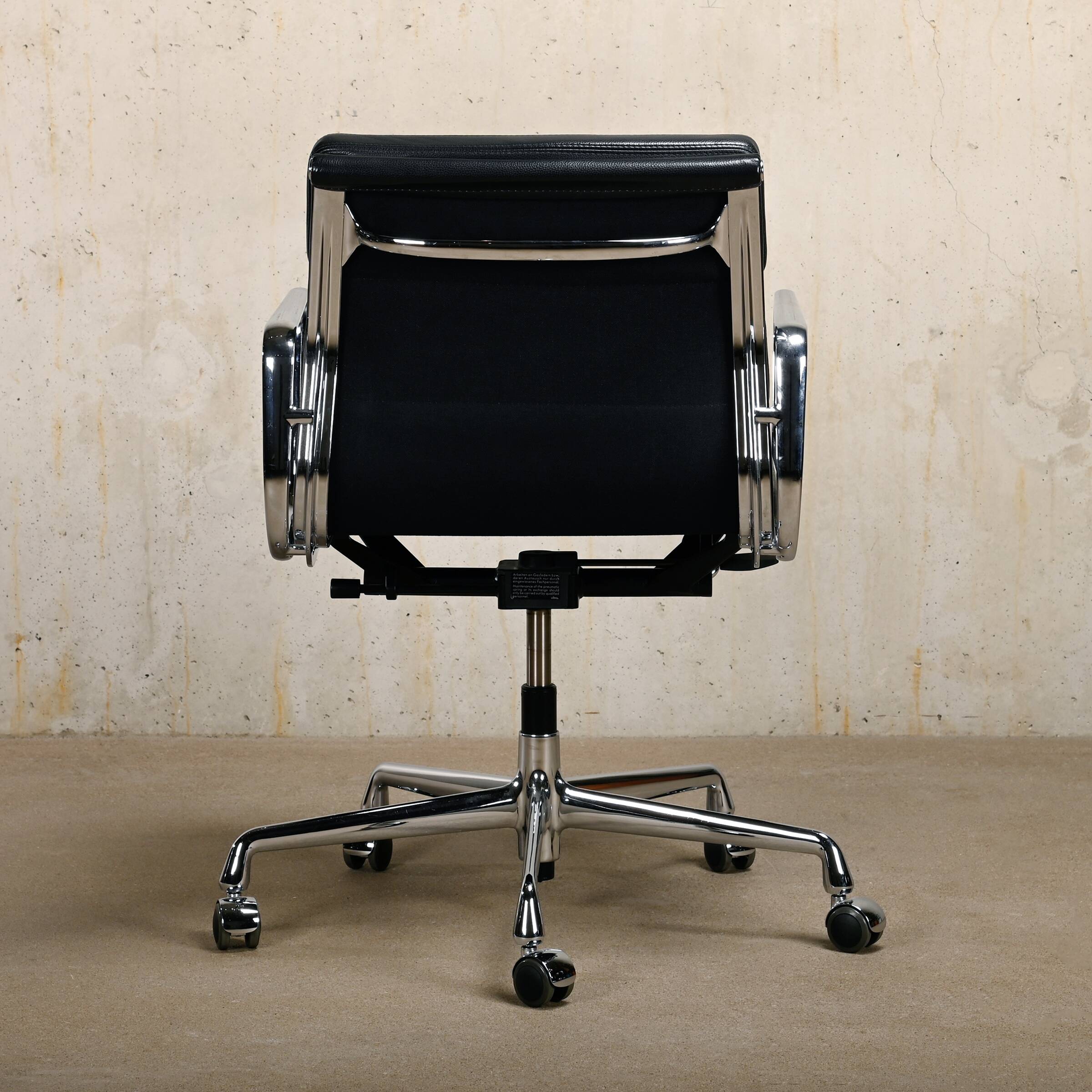 Charles & Ray Eames EA217 Office Chair in Chrome and Black leather, Vitra