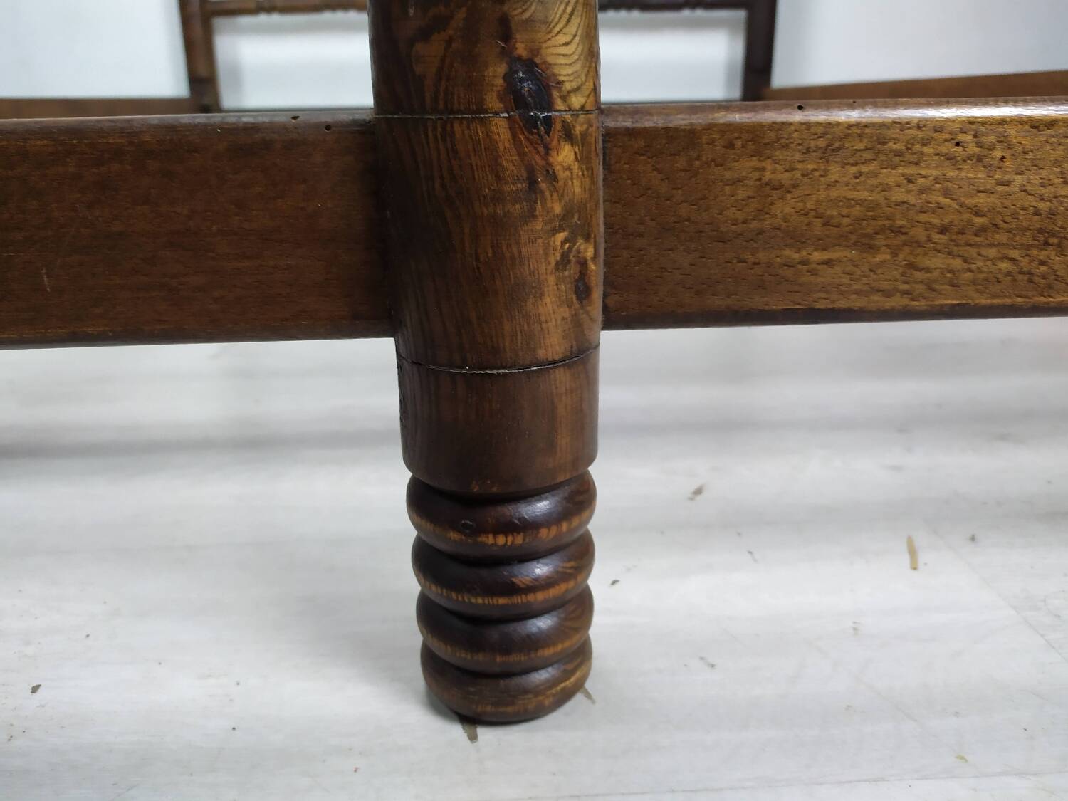 Lit brutaliste art déco