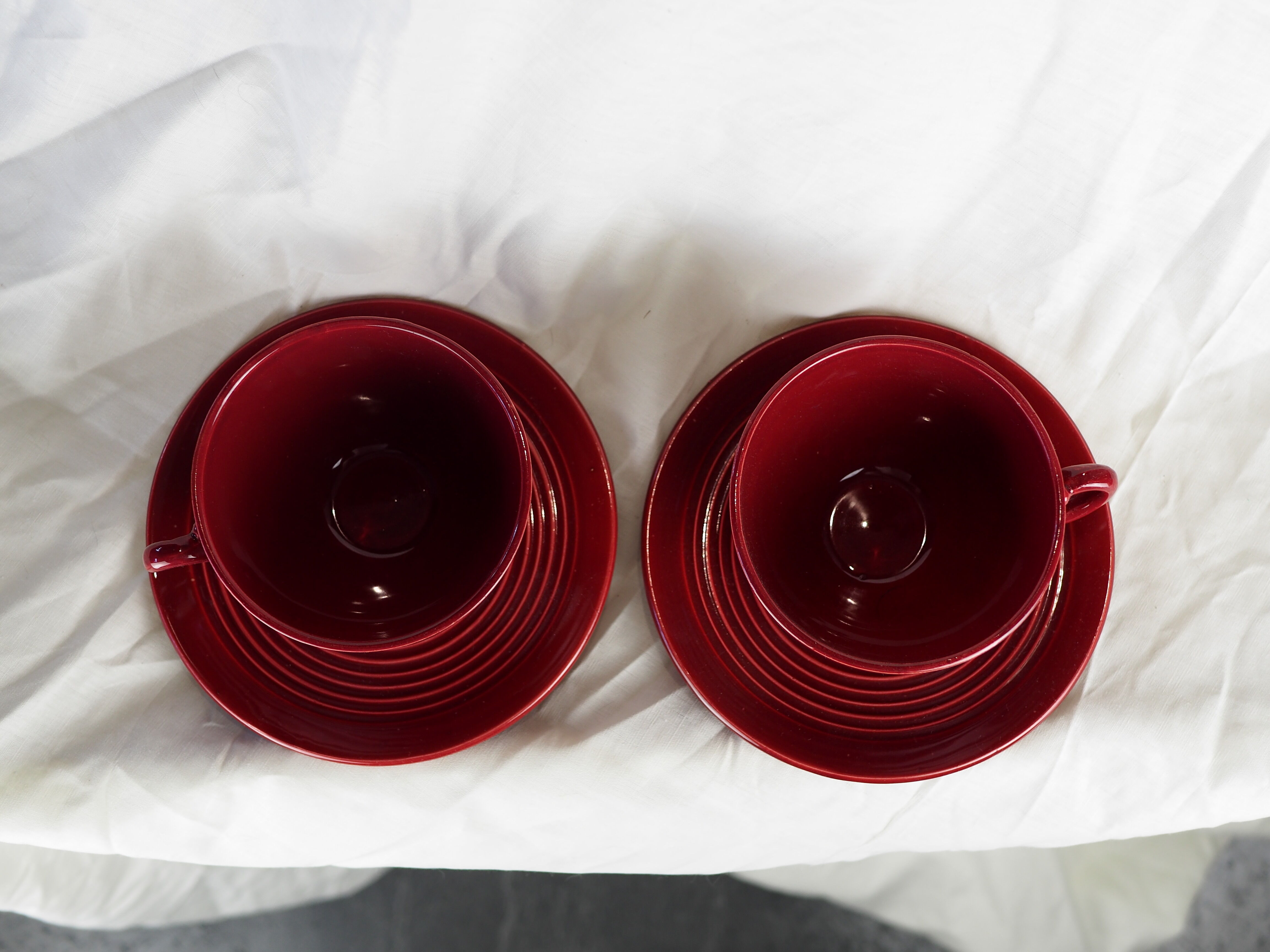 Pair of burgundy red cups with concentric streaks - Saint-Clément - 50s