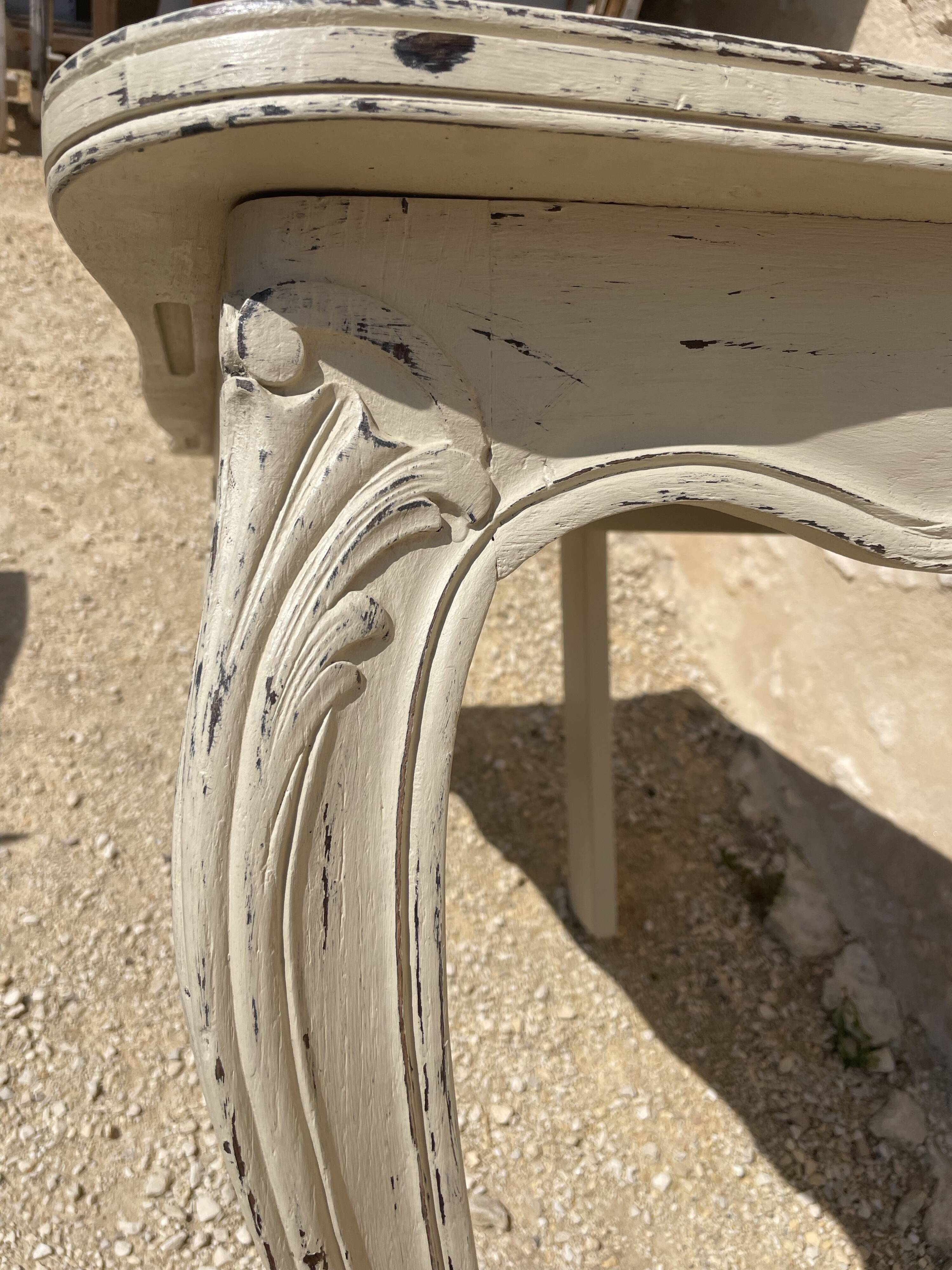Console de style Louis XV patinée beige et cirée