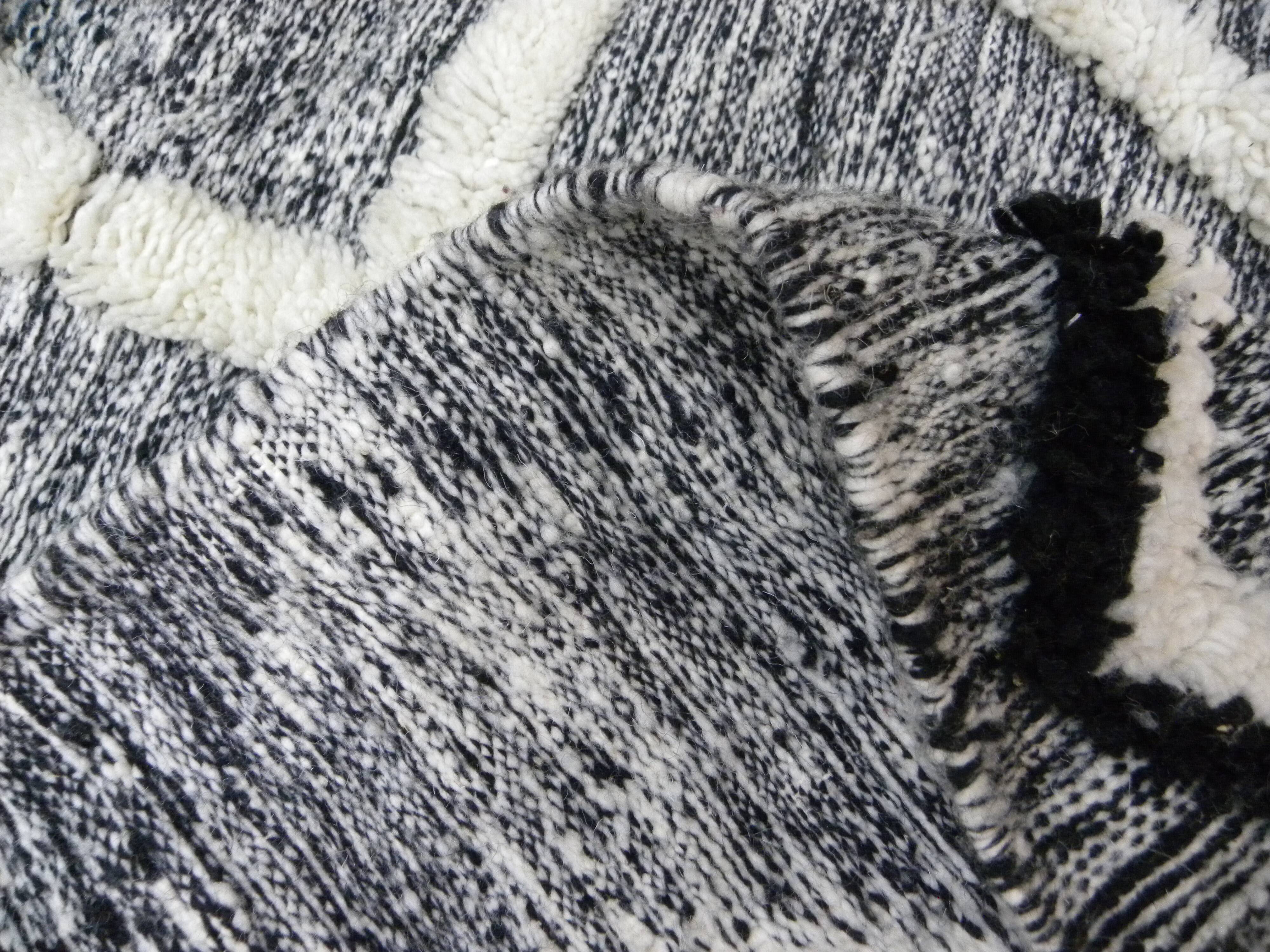 Modern Berber wool rug – Handmade Moroccan rug in grey and ecru.