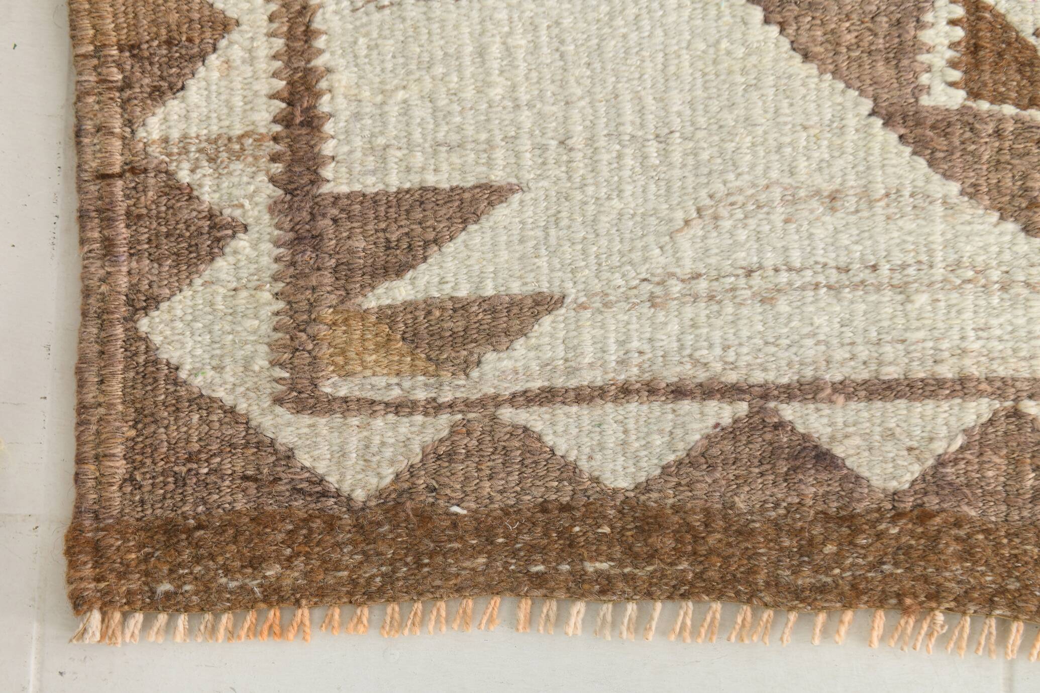 Tapis kilim ancien en laine – style bohème, motifs ethniques sur fond clair