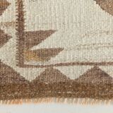 Tapis kilim ancien en laine – style bohème, motifs ethniques sur fond clair