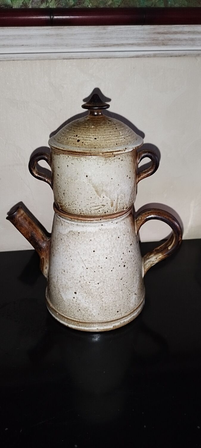 Stoneware coffee pot with filter