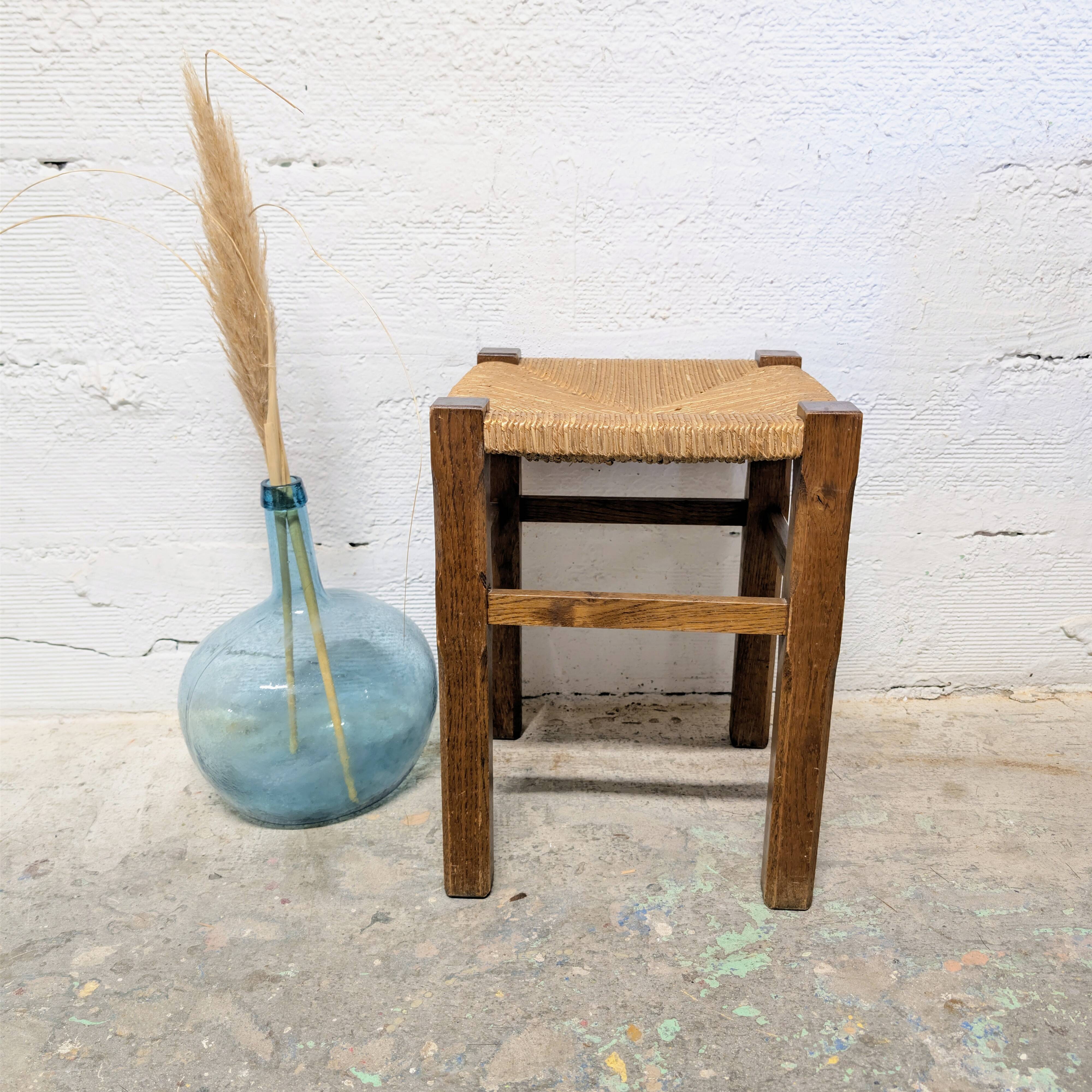 Square stool in wood and straw