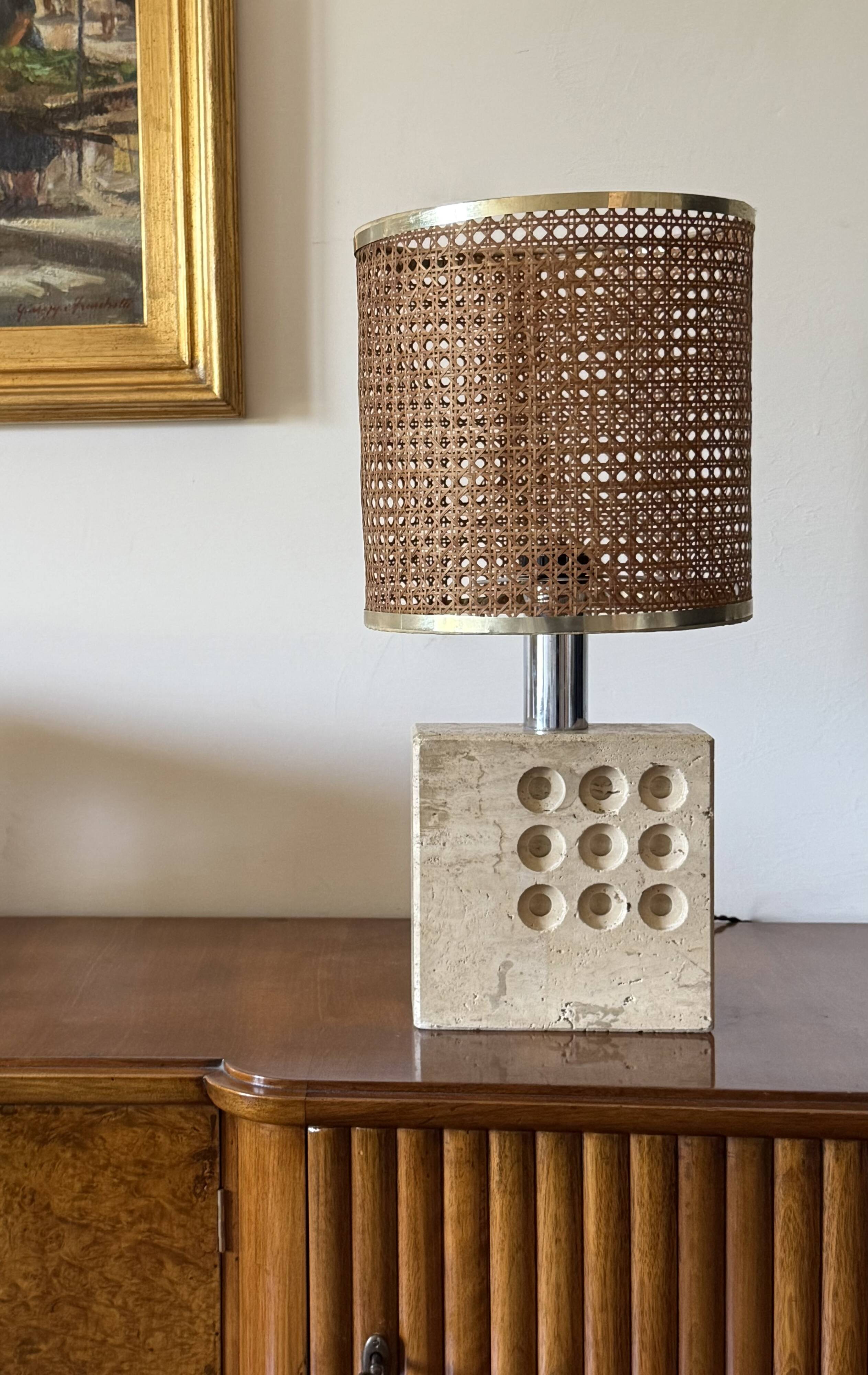 Lampe de table brutaliste en travertin, attribuée à Enzo Mari, Italie, années 1970