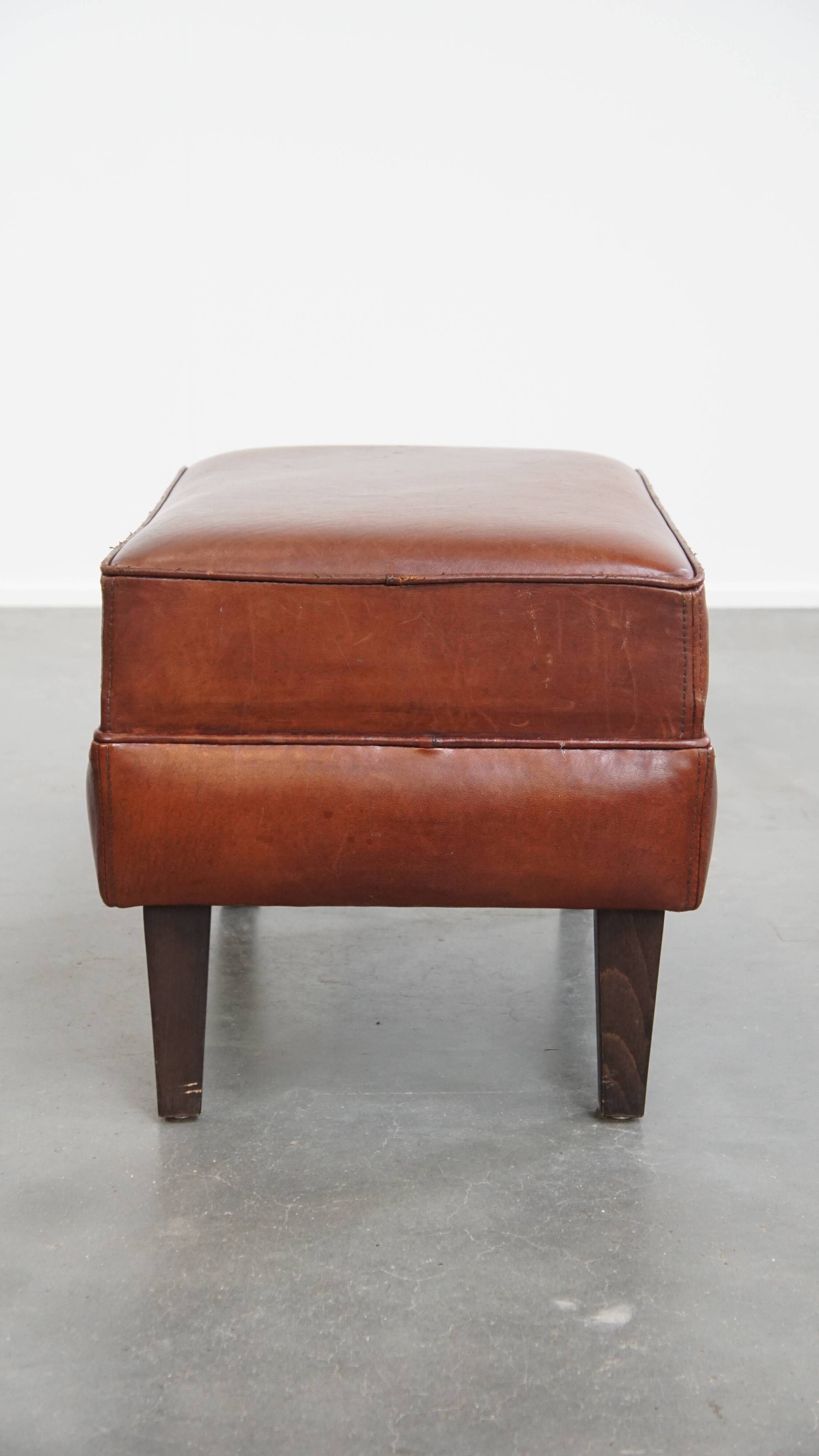 Pouf en cuir de mouton couleur cognac