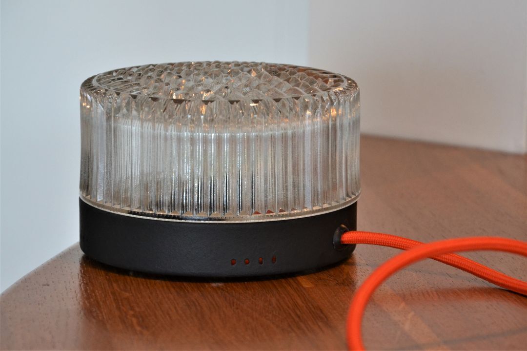 Cylindrical table lamp in chiseled glass