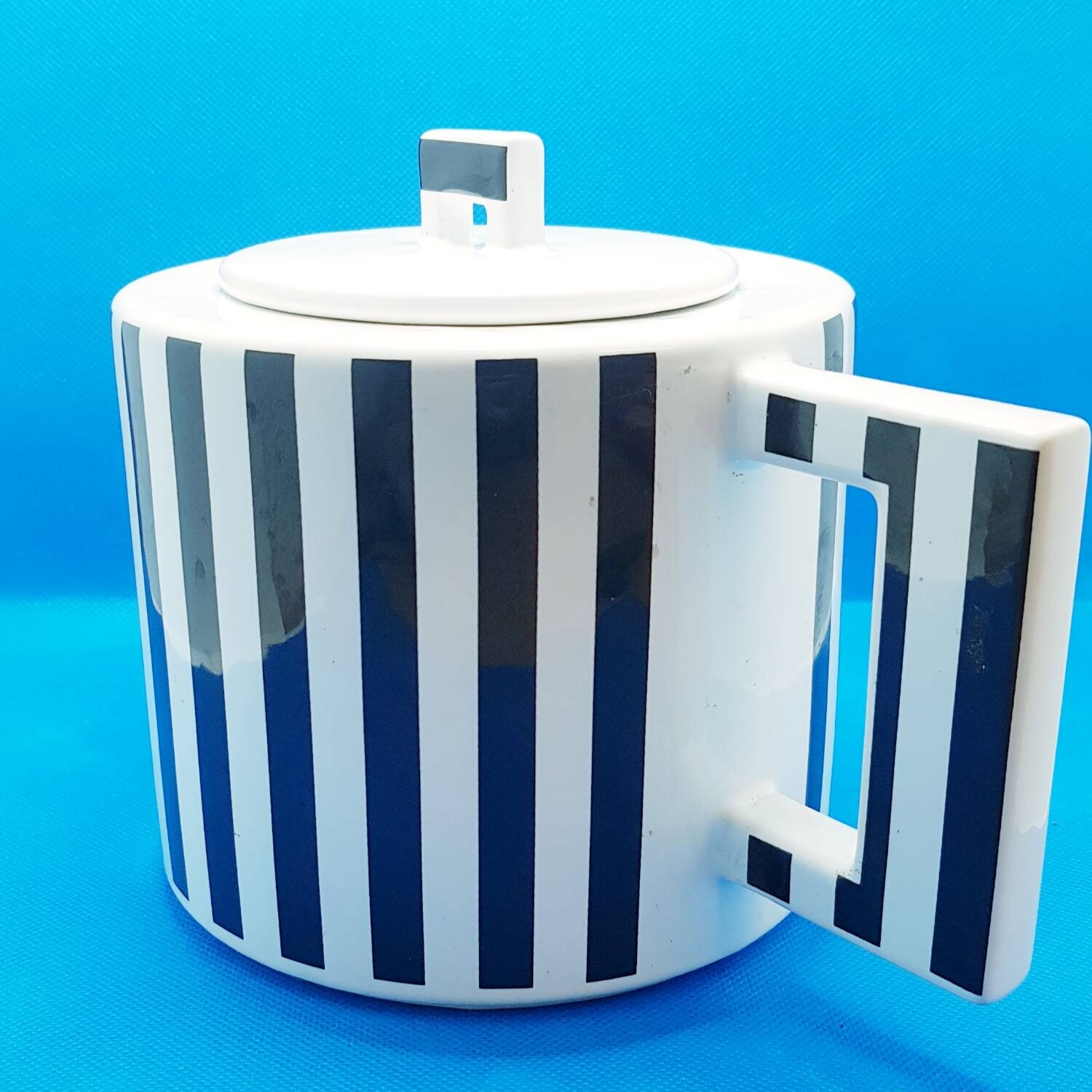 Grande théière rayée monochrome