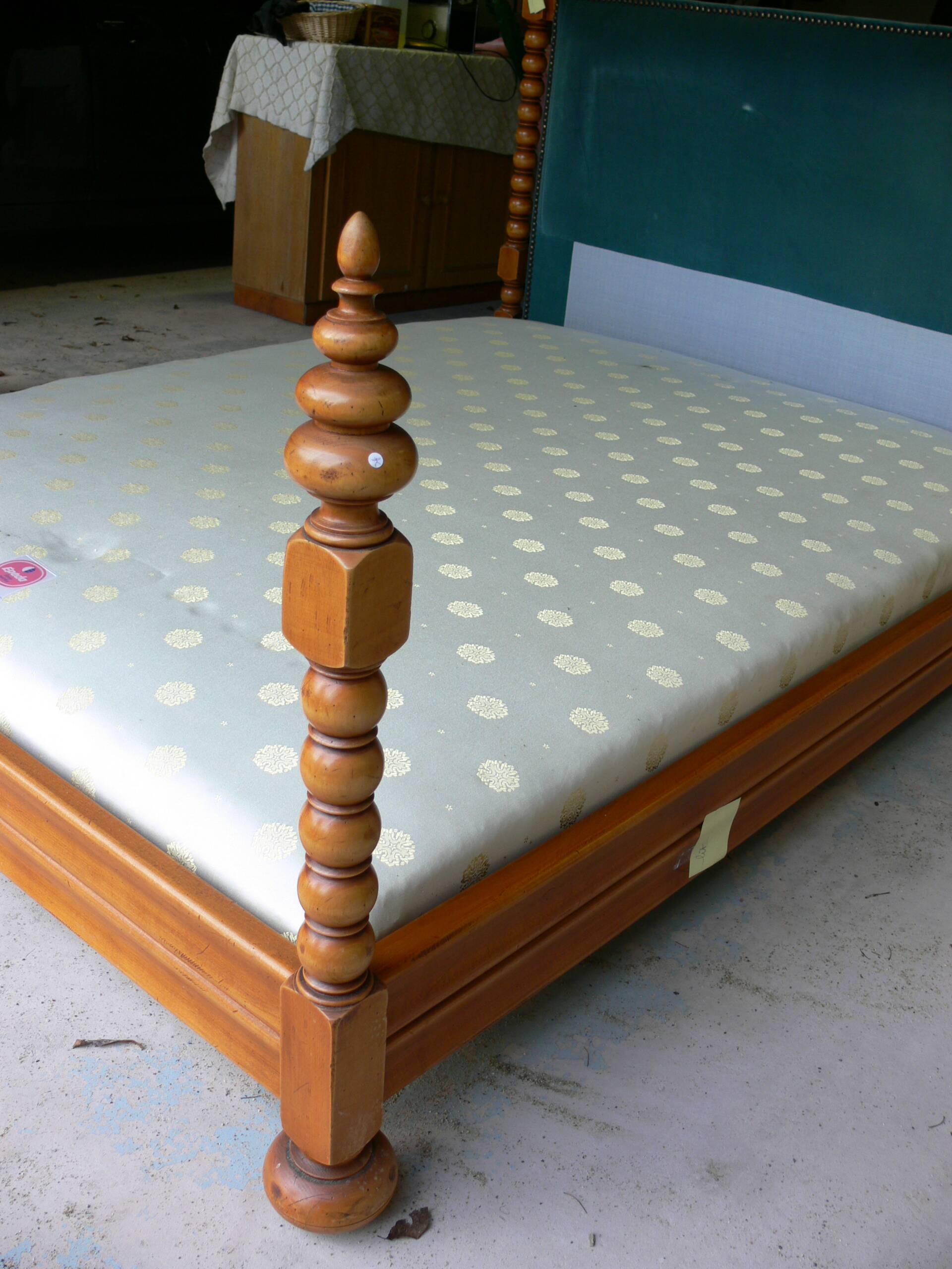 Wooden canopy bed with velvet headboard 190 cm / 140 cm