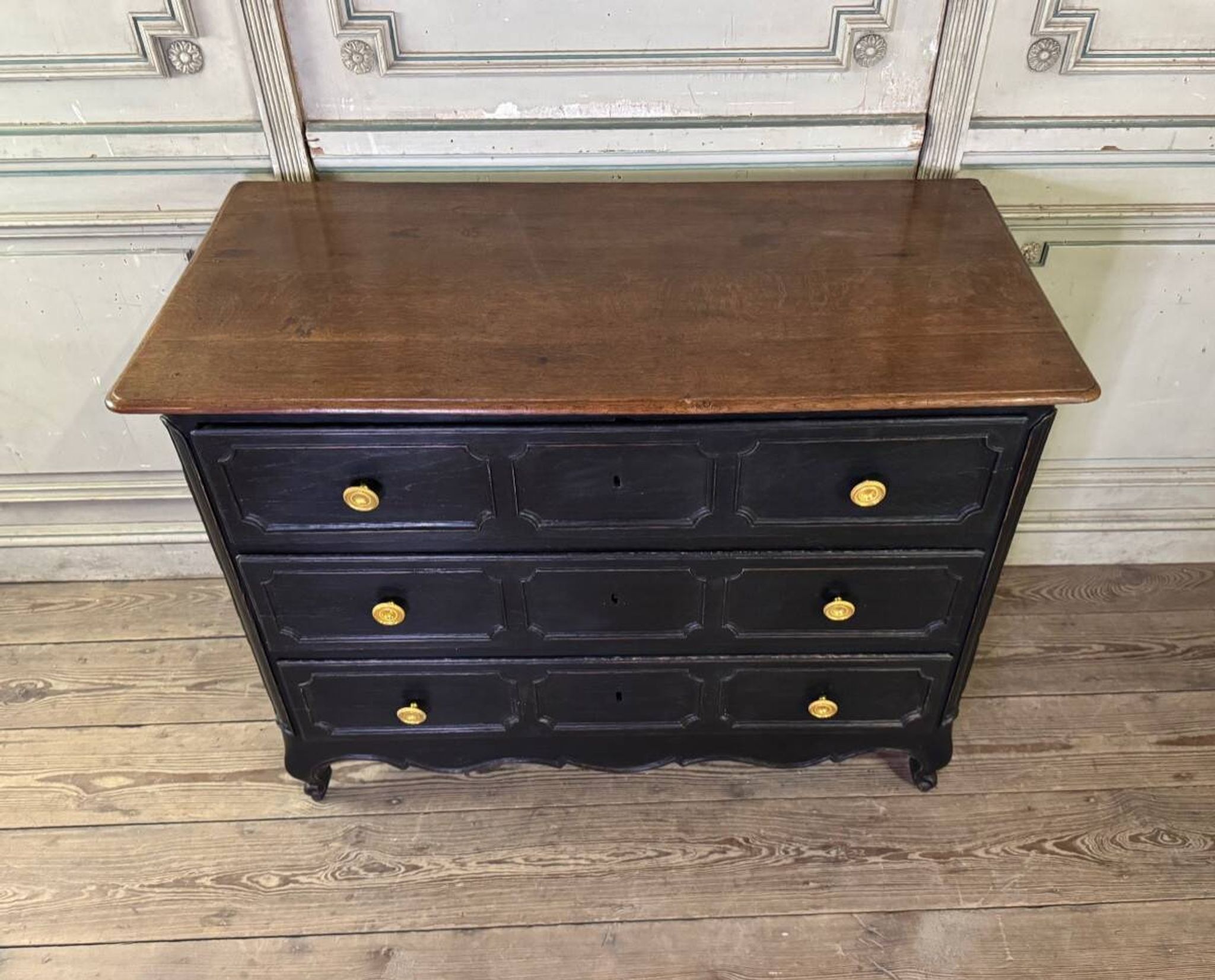 Commode en chêne Louis XV, patine noire, XVIIIe siècle
