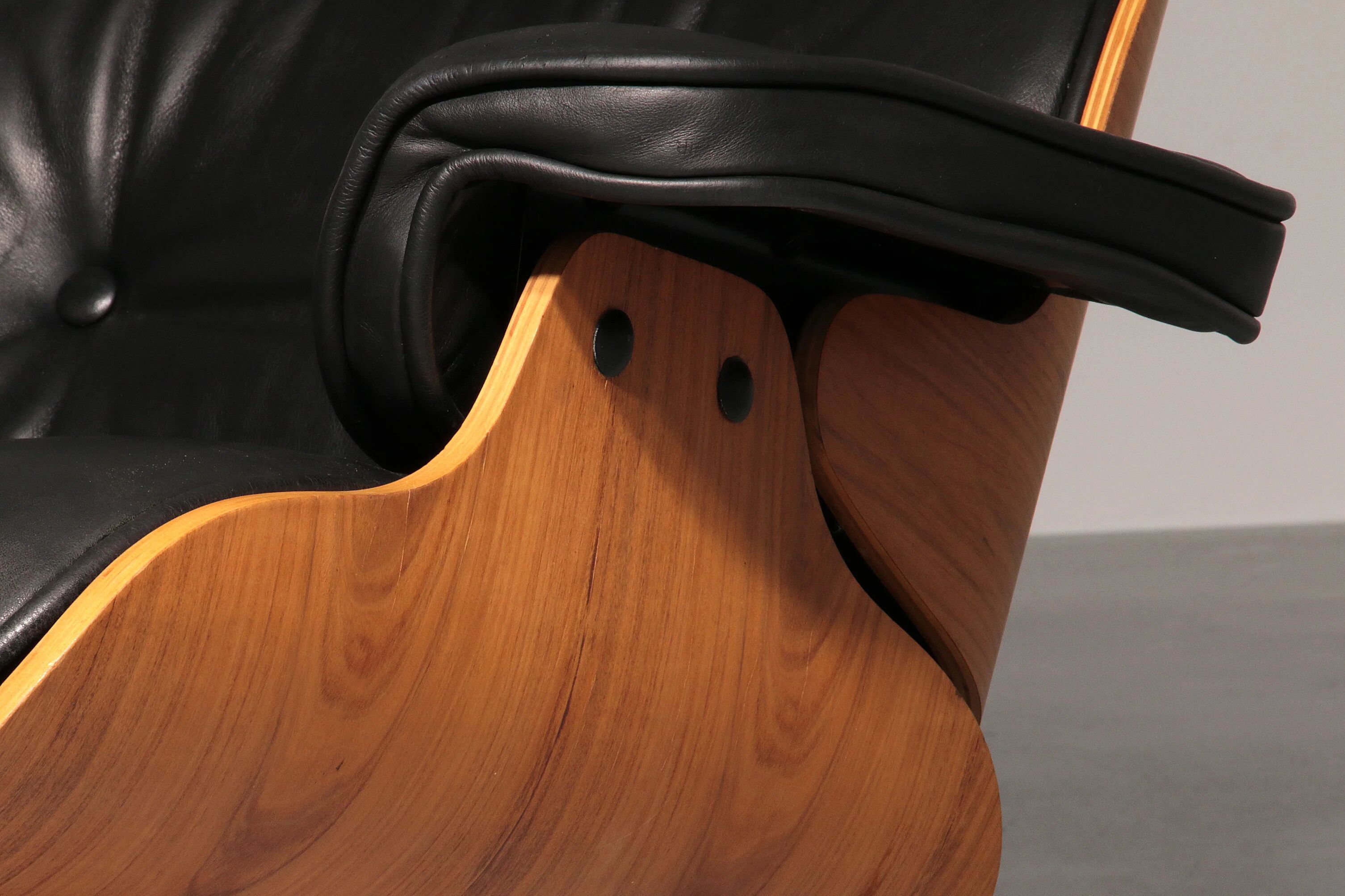 Ensemble de fauteuil et repose-pieds par Charles Eames, années 1960.