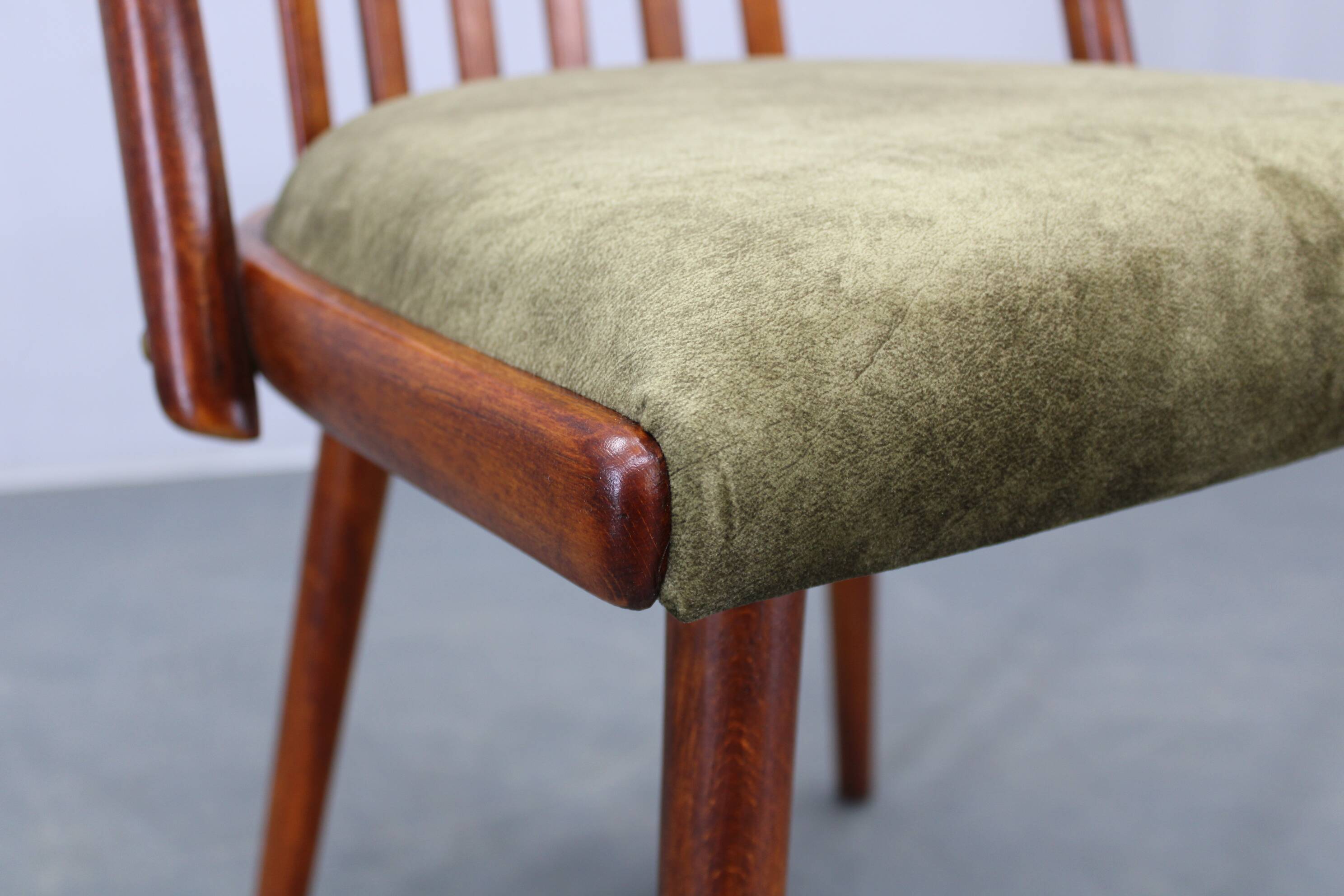 Ensemble de quatre chaises de salle à manger Šuman en hêtre, style milieu du siècle, datant des années 1960, avec revêtement restauré.