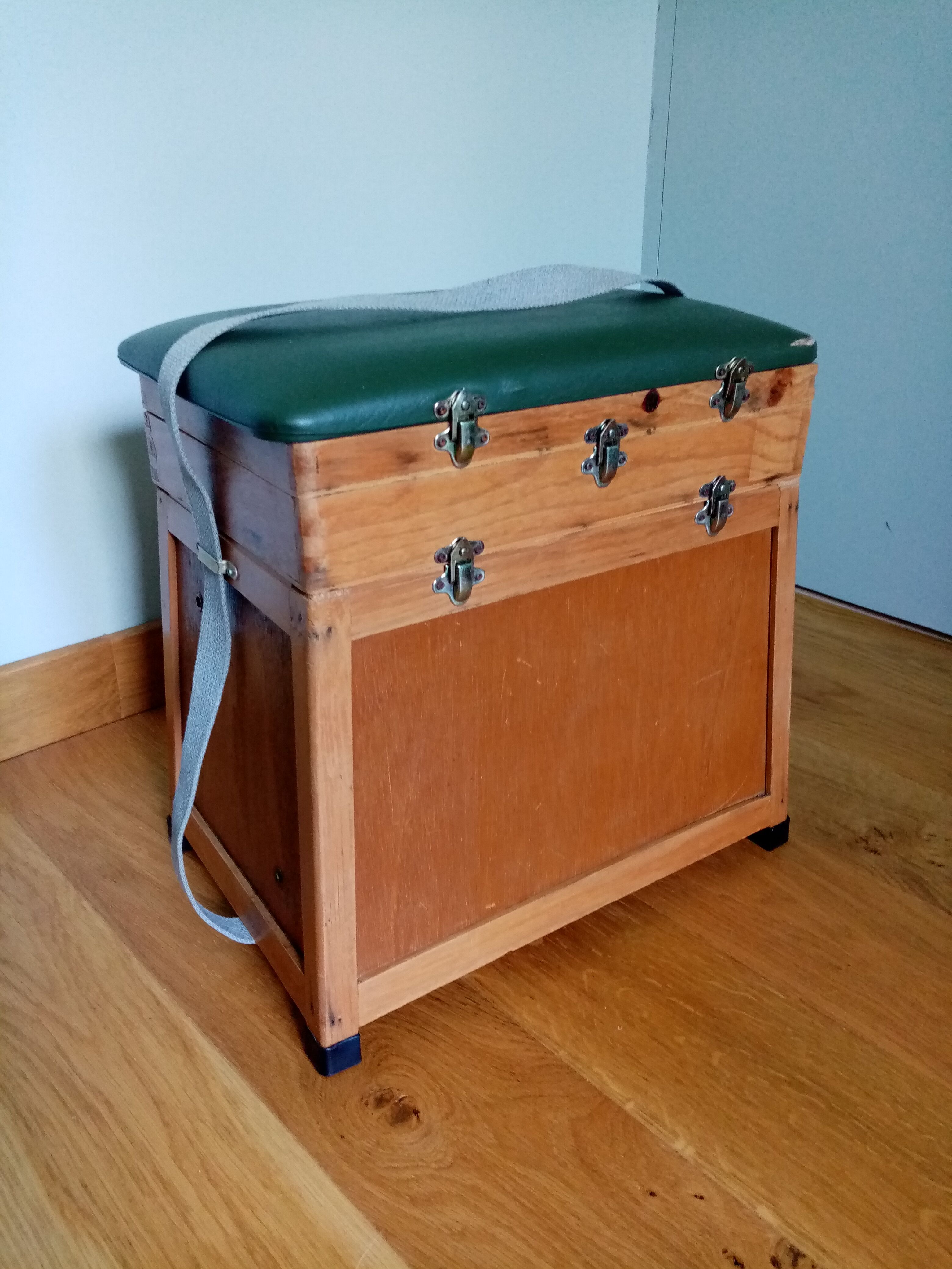 Fishing stool chest in wood and green skaï