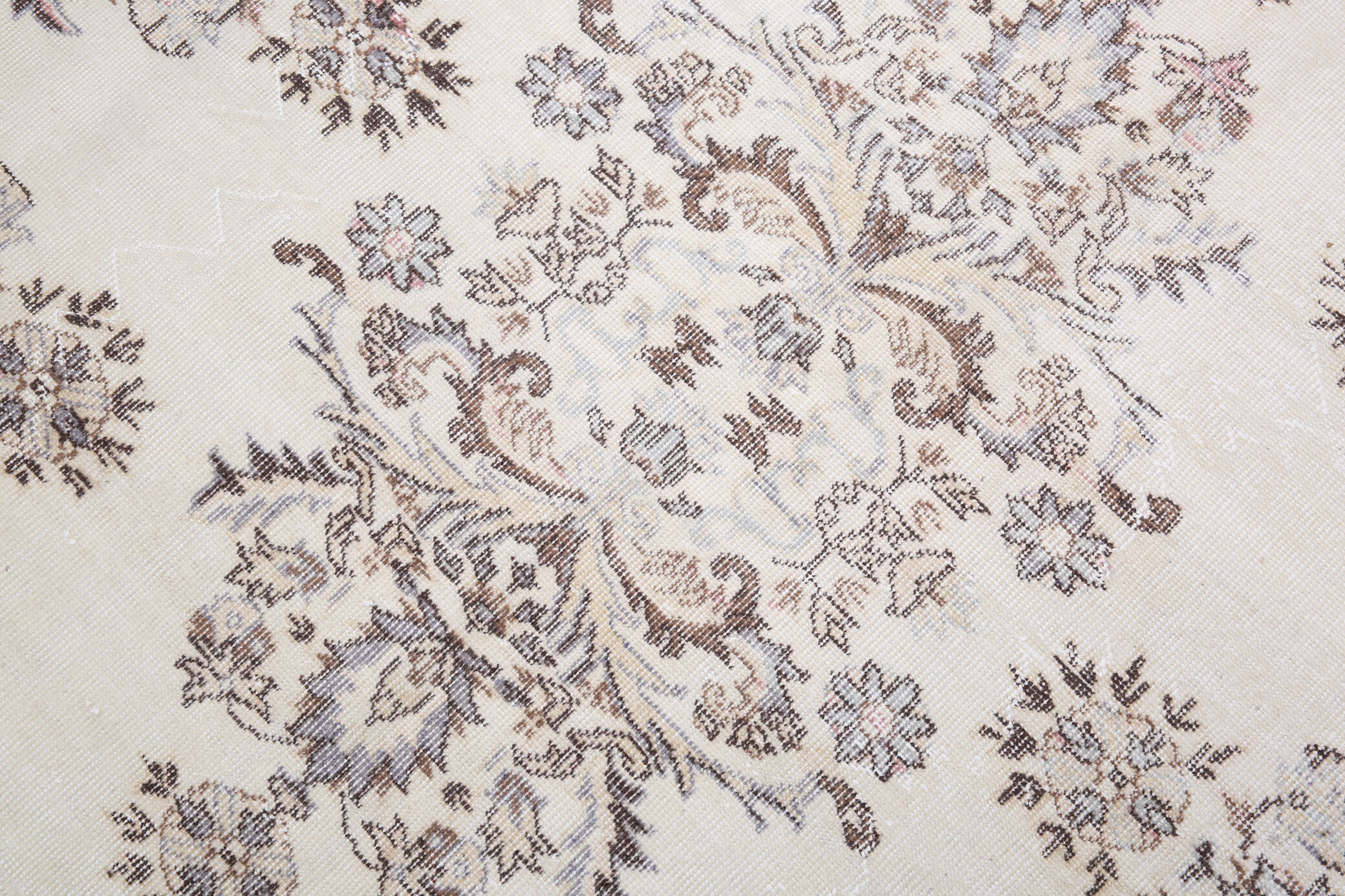 Farmhouse floral vintage carpet rug