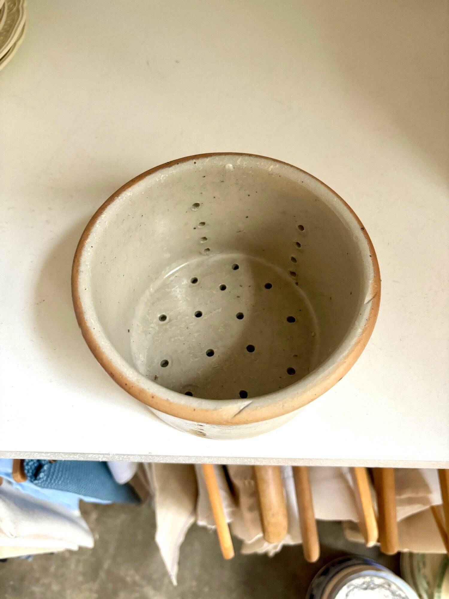 Beige glazed stoneware dish drainer