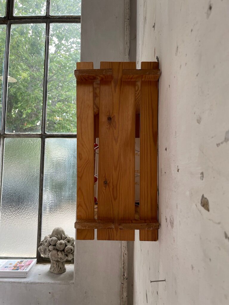 Wall mount pin "regain"