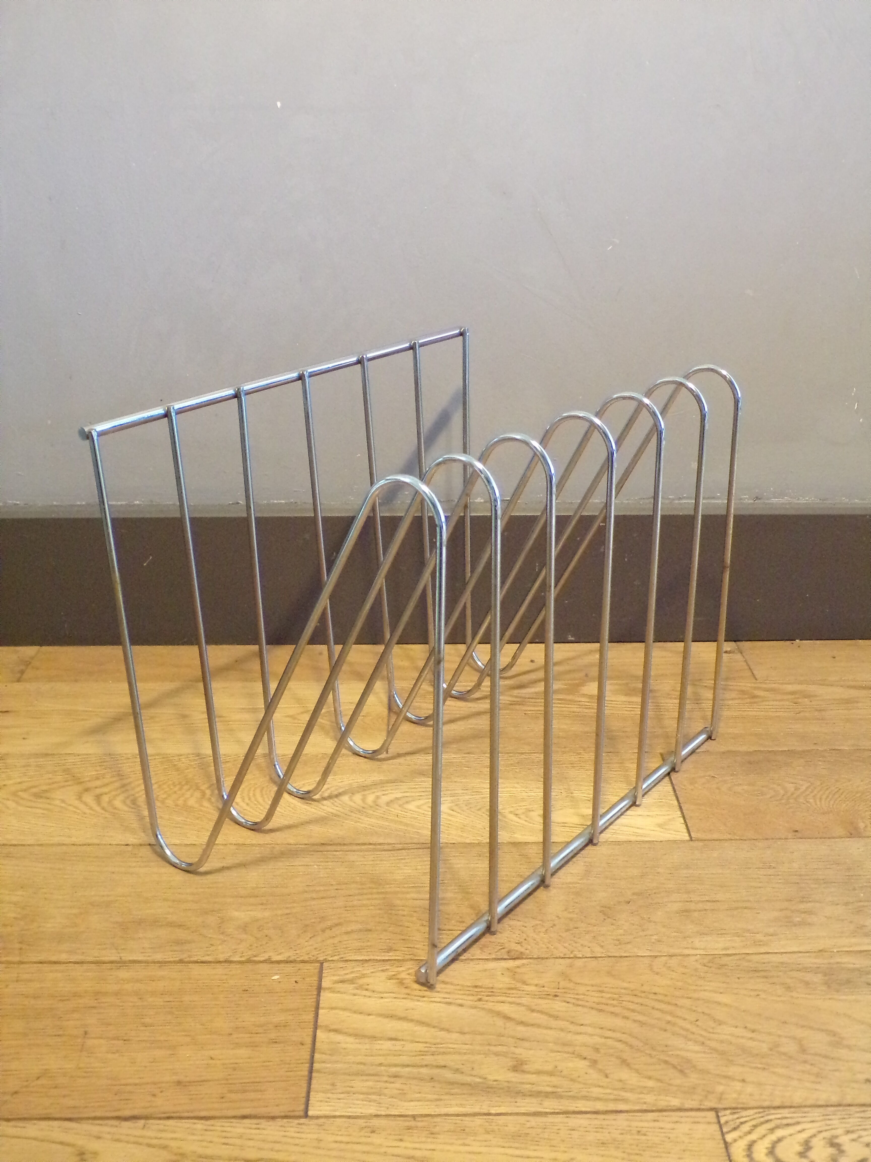 Zig-zag magazine rack