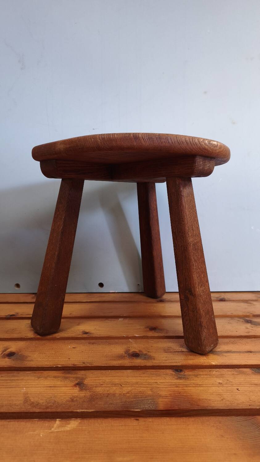 Tabouret tripode chêne massif - brutaliste