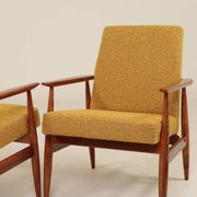 Deux chaises longues vintage en bouclée moutarde, design du milieu du siècle, 1960.