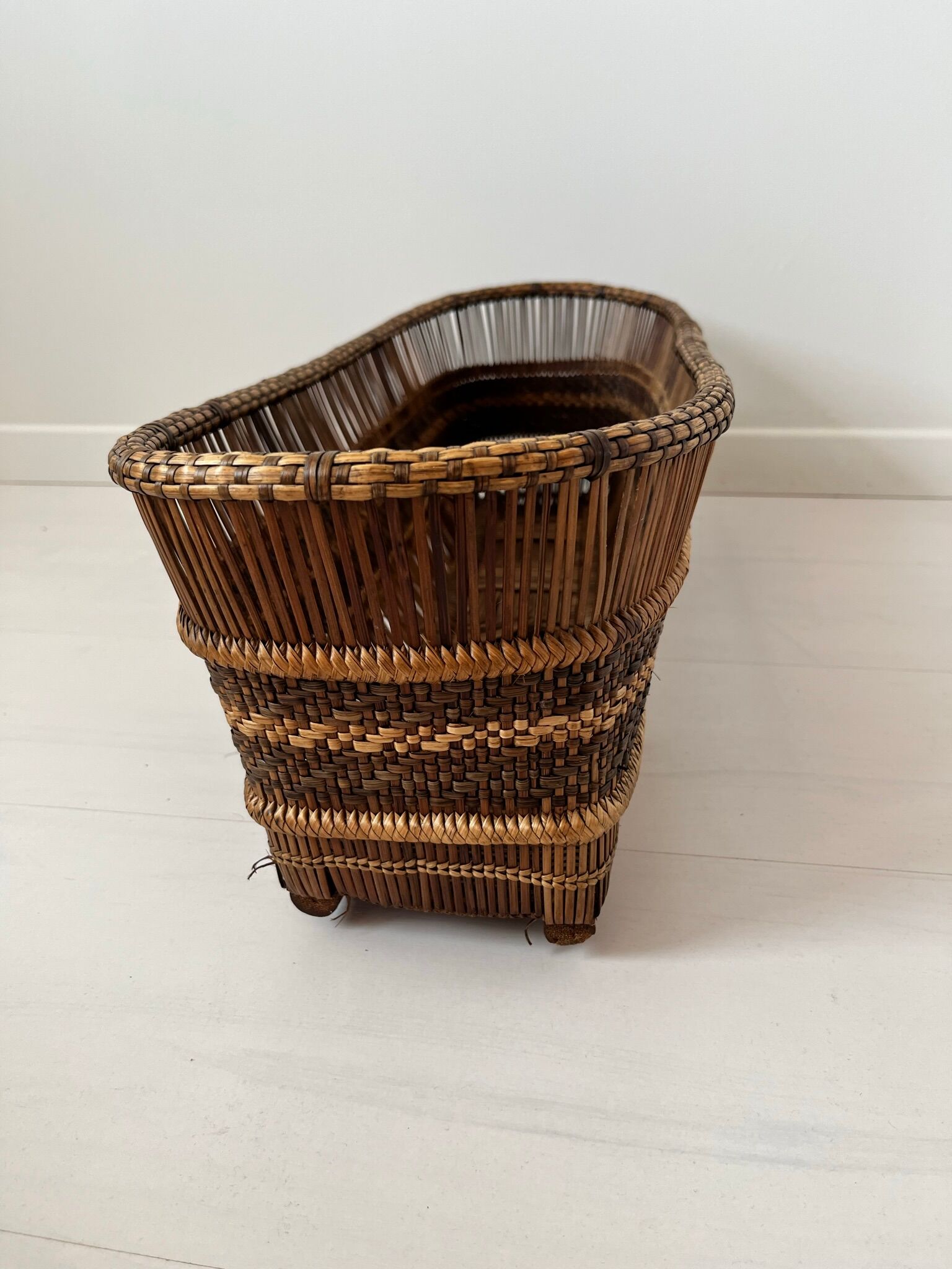 Pot cover in wicker and rattan