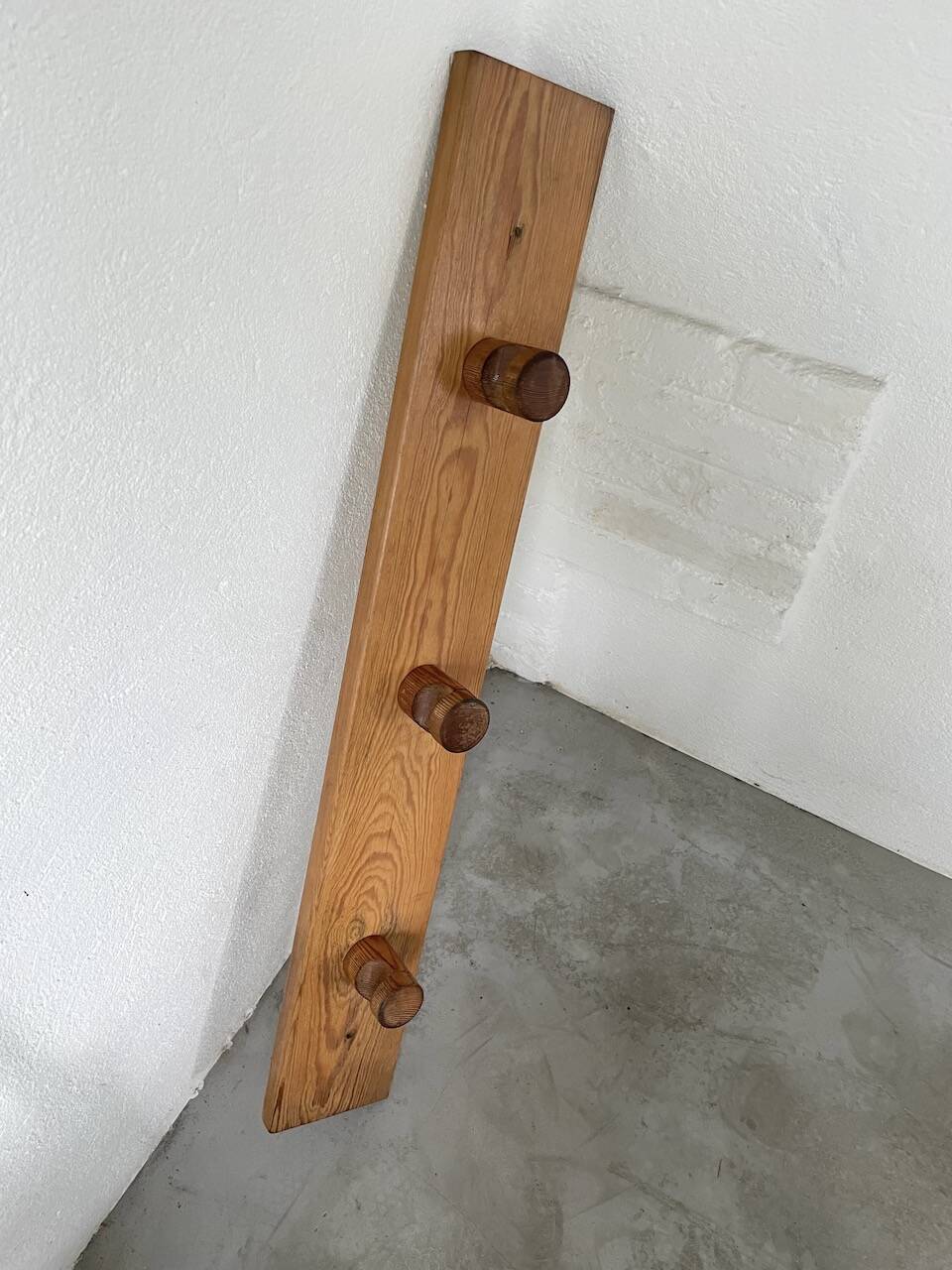 Perriand pine mountain coat rack