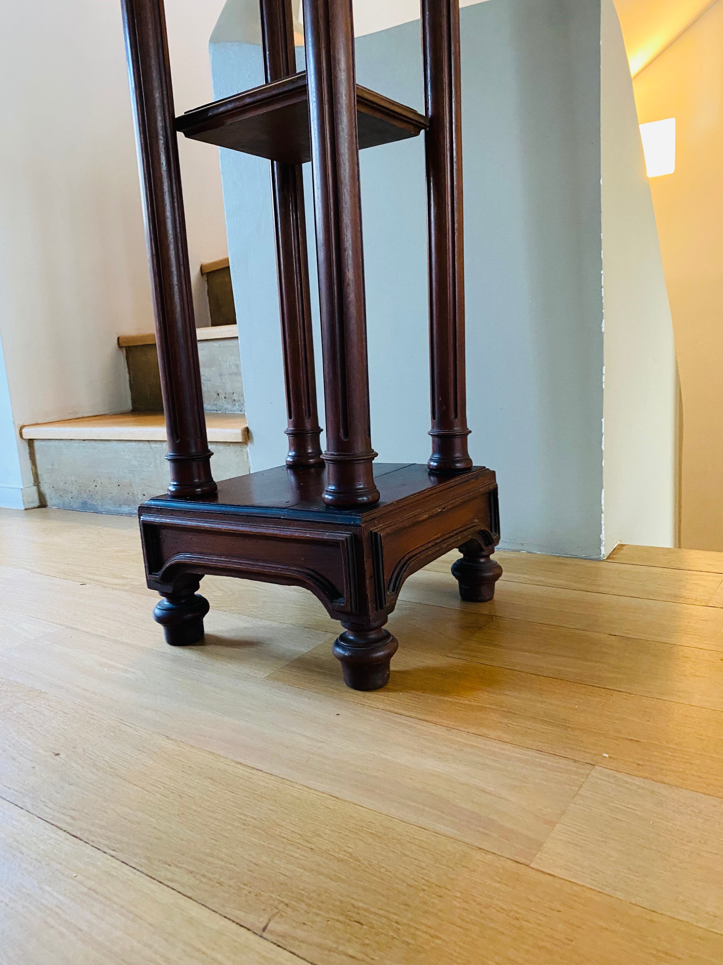 High pedestal table in solid wood