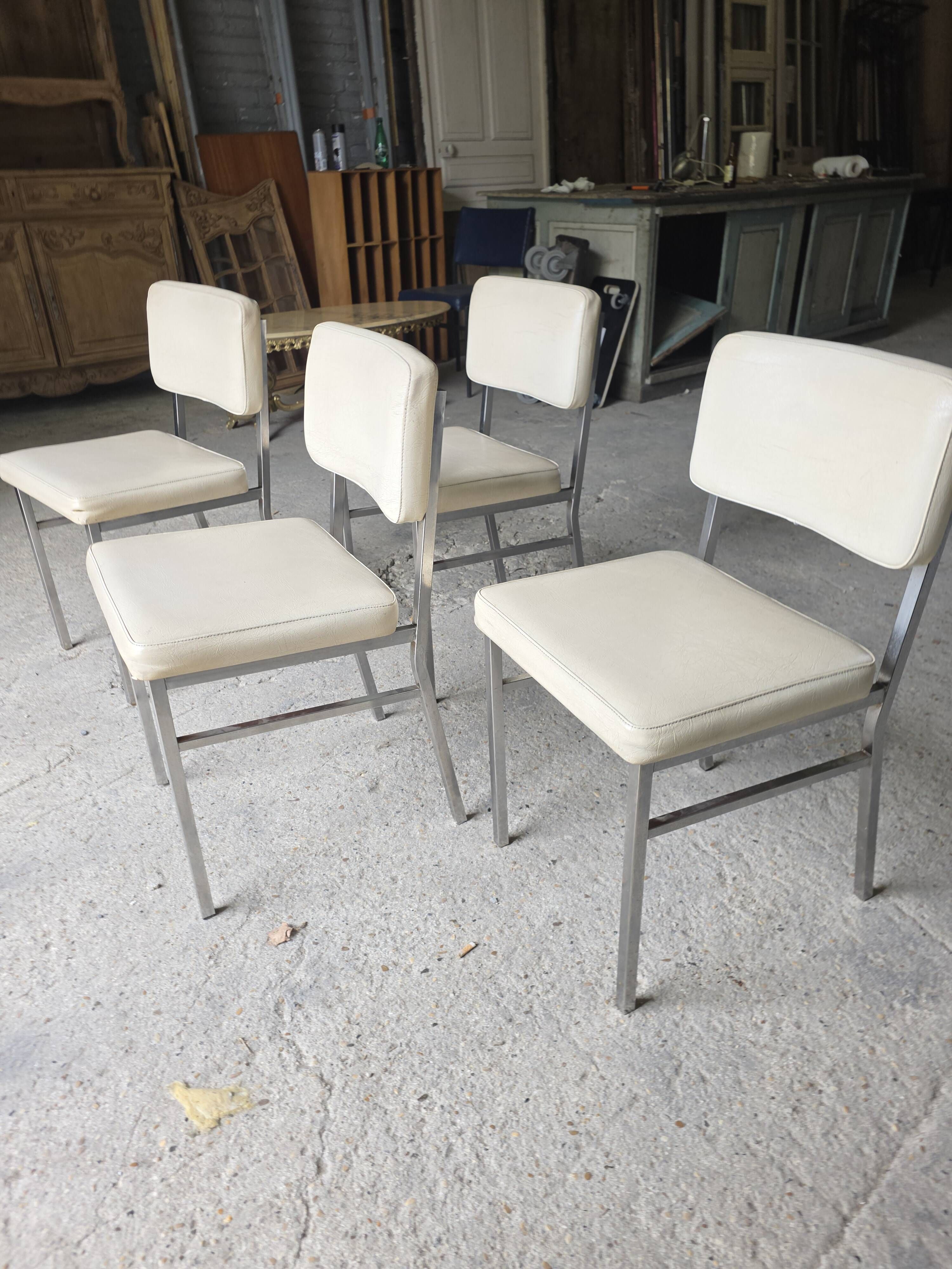 4 chrome metal chairs with faux leather from the 1970s.