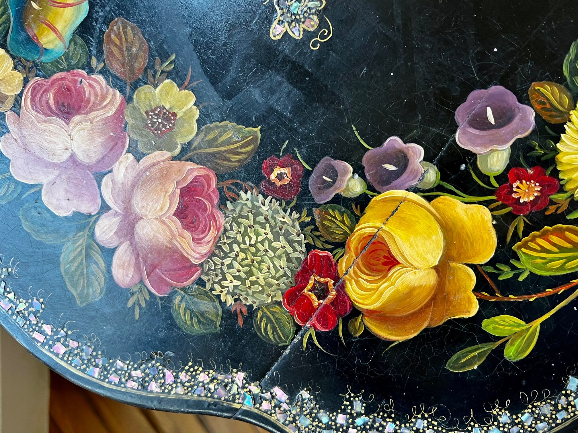 Gueridon bois laque noir Napoleon lll