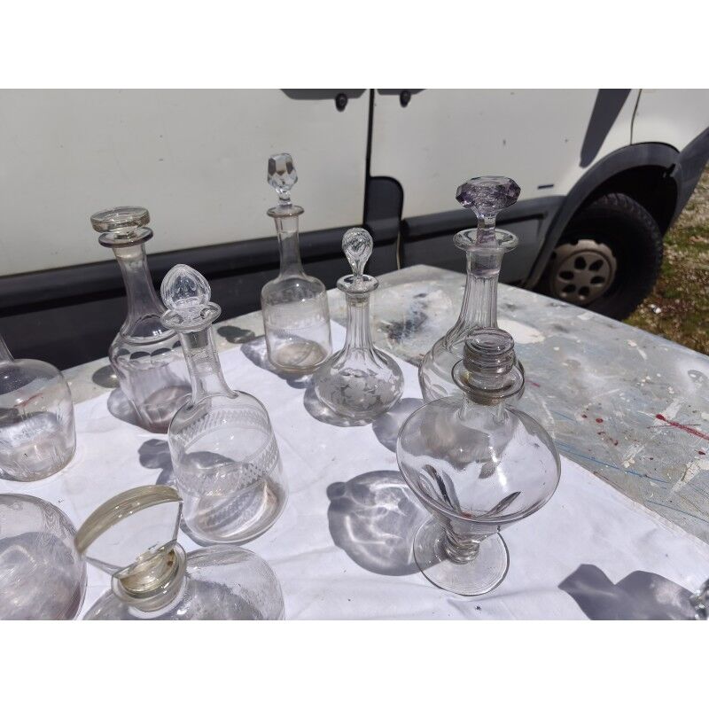 Lot de 20 carafes en verre et cristal