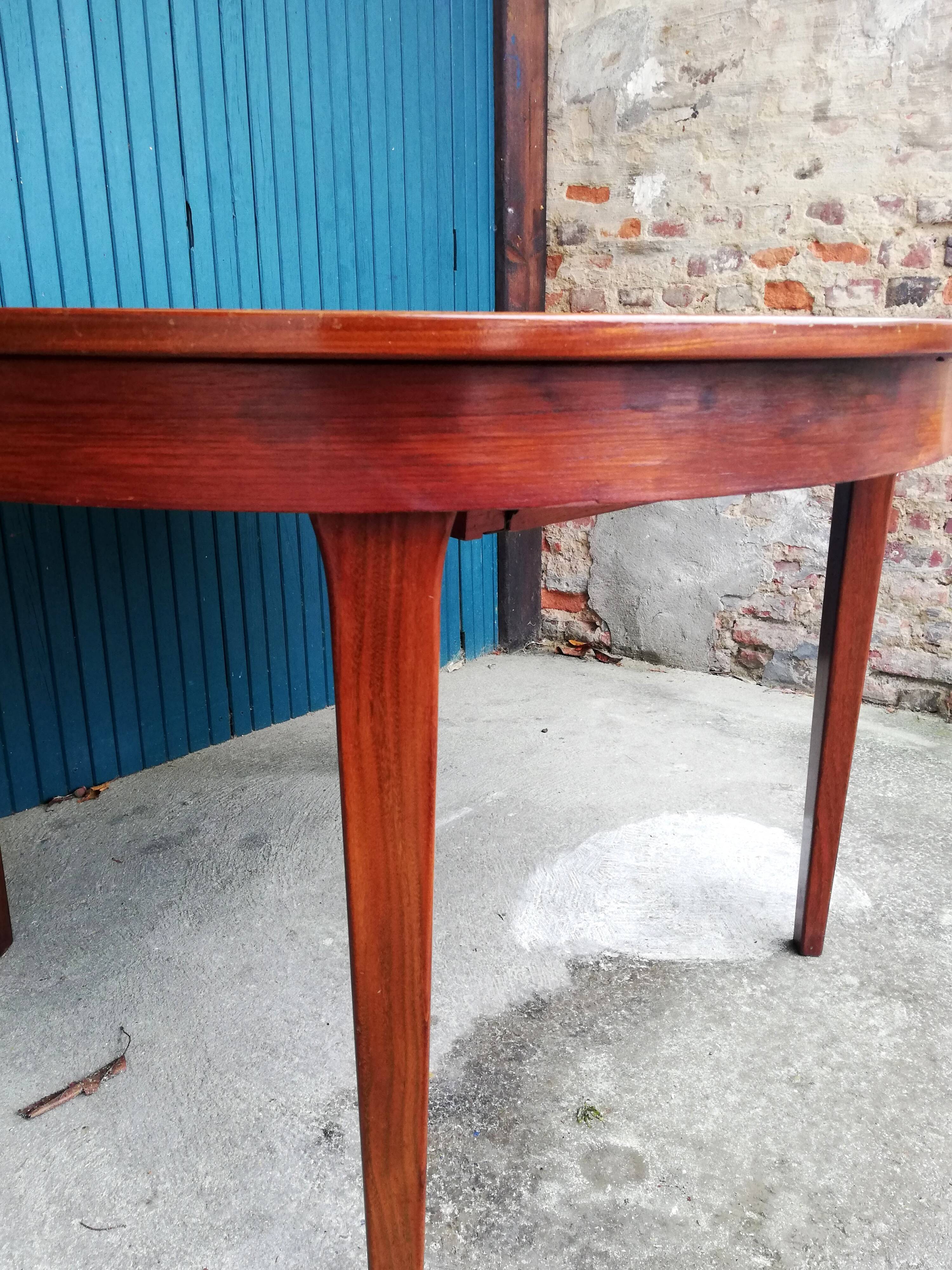 Expandable roundtable