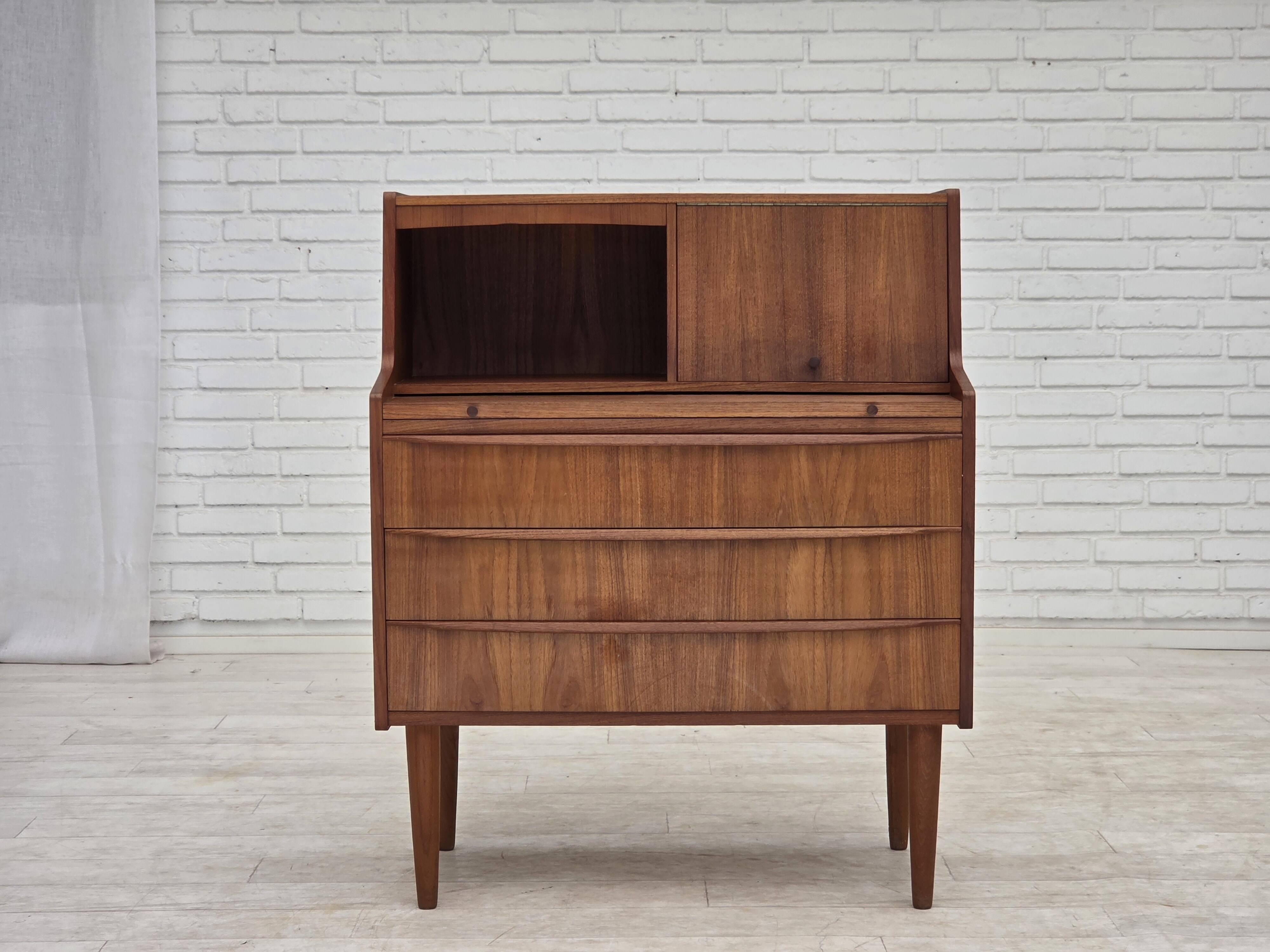 Commode danoise des années 1970 avec un miroir pliant, en bois de teck.